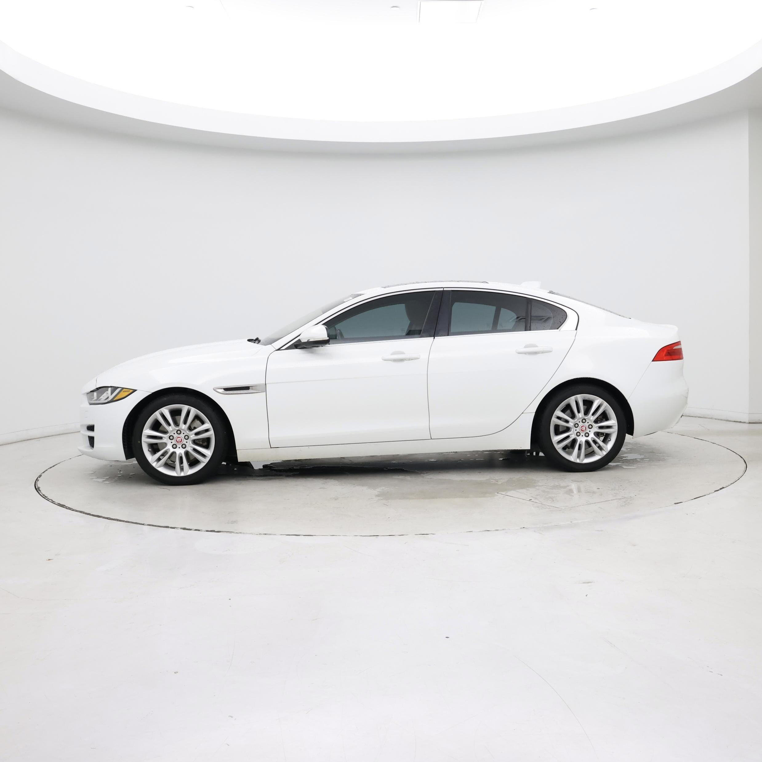 Thumbnail: 2019 Jaguar XE - 3