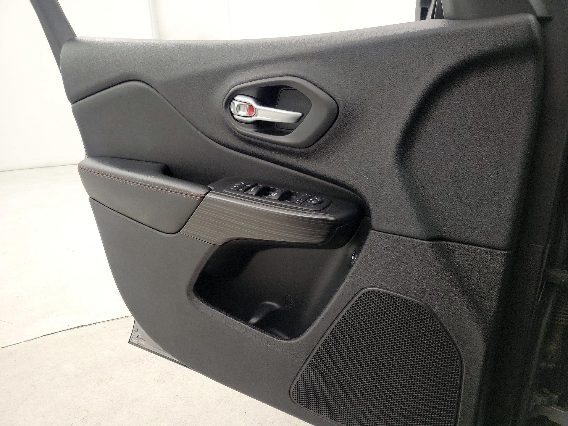 Thumbnail: 2015 Jeep Cherokee - 12
