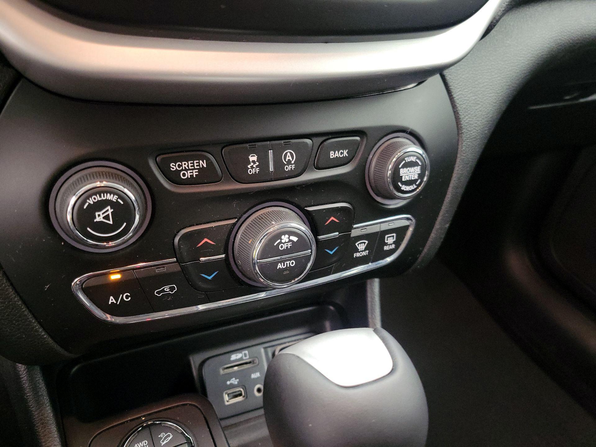 Thumbnail: 2015 Jeep Cherokee - 16