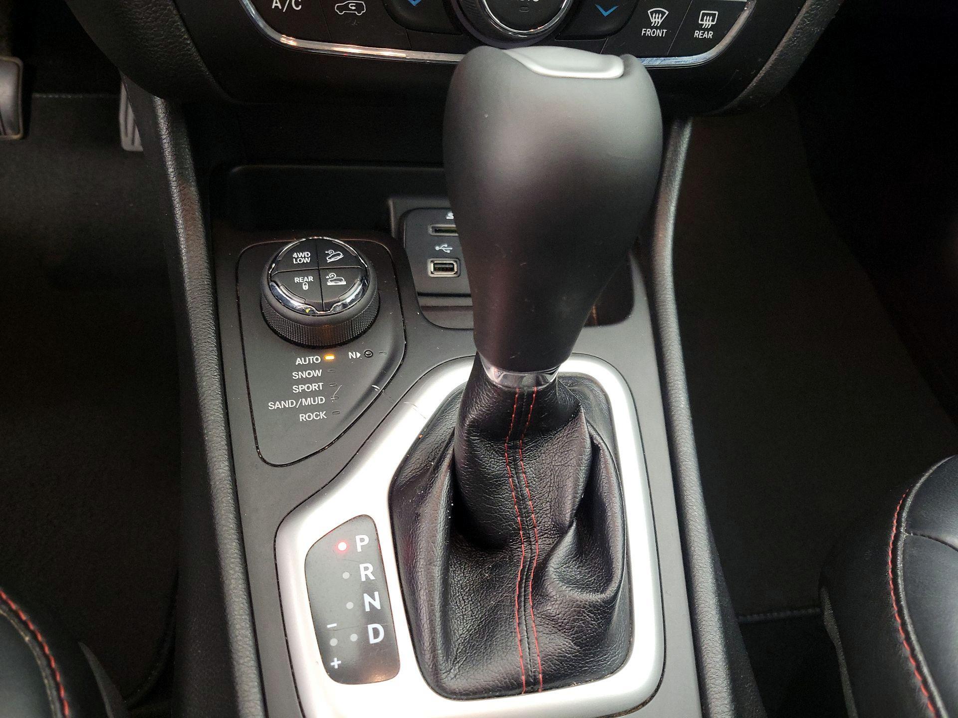 Thumbnail: 2015 Jeep Cherokee - 17