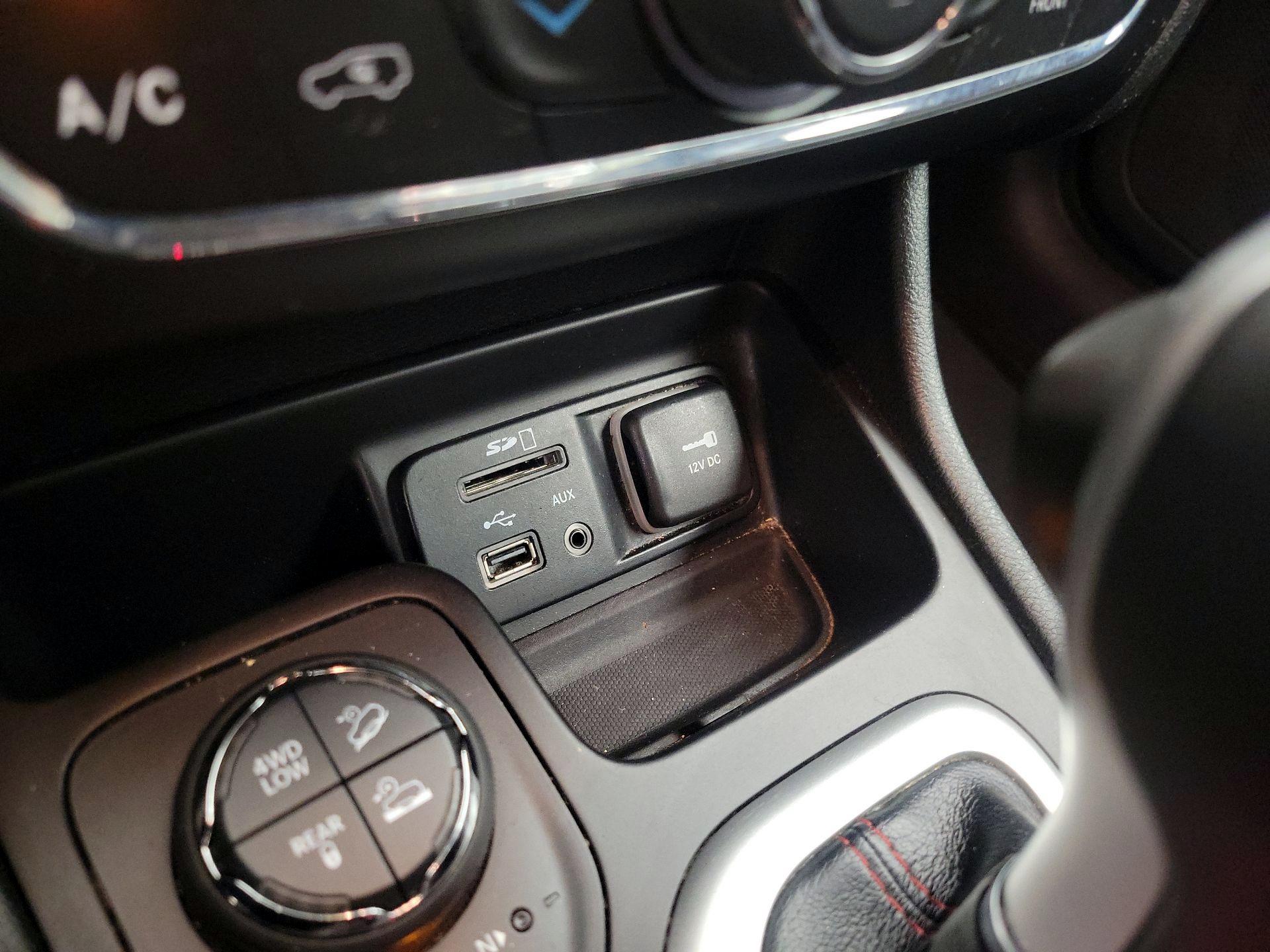 Thumbnail: 2015 Jeep Cherokee - 18