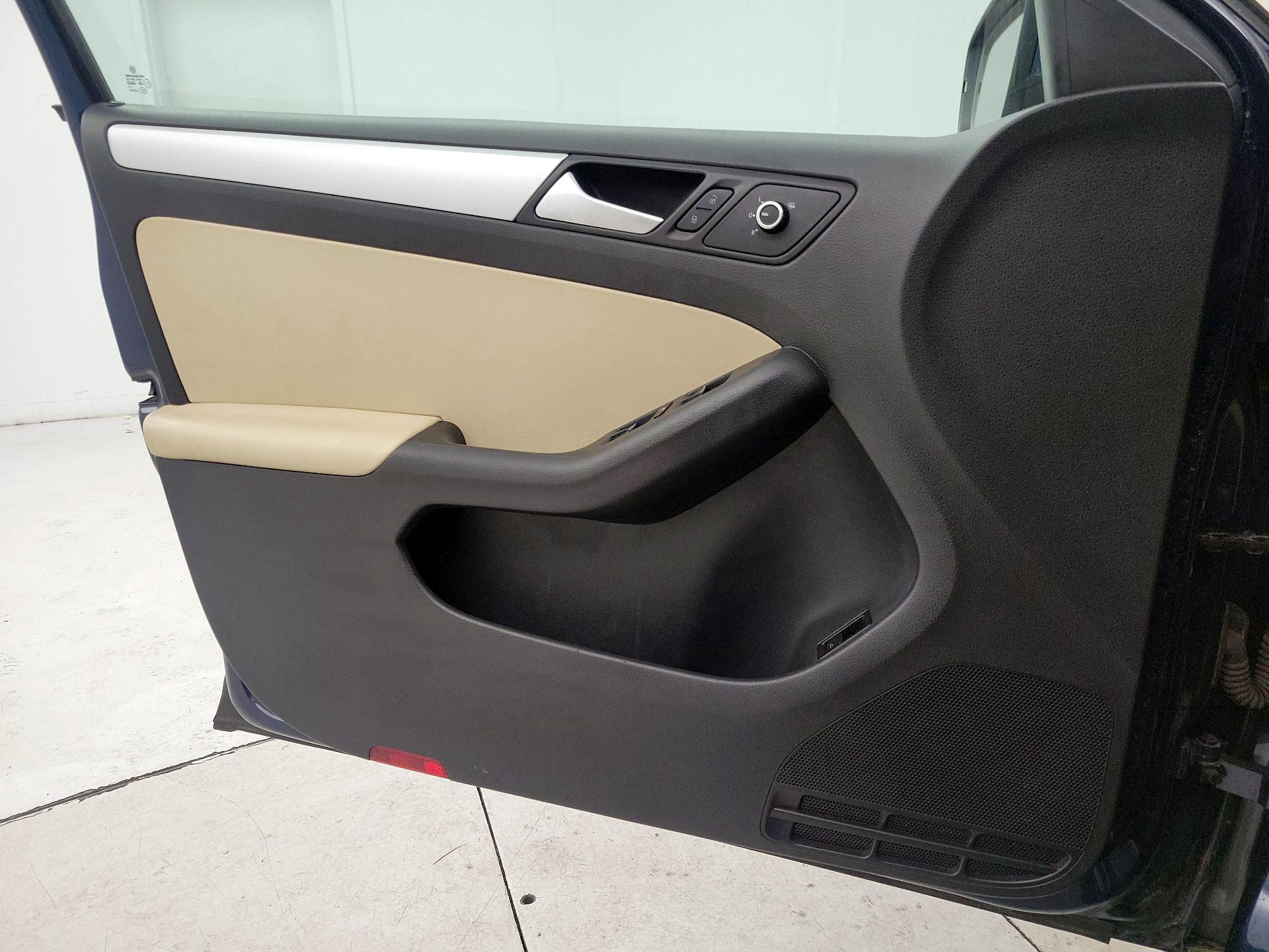 Thumbnail: 2014 Volkswagen Jetta - 12