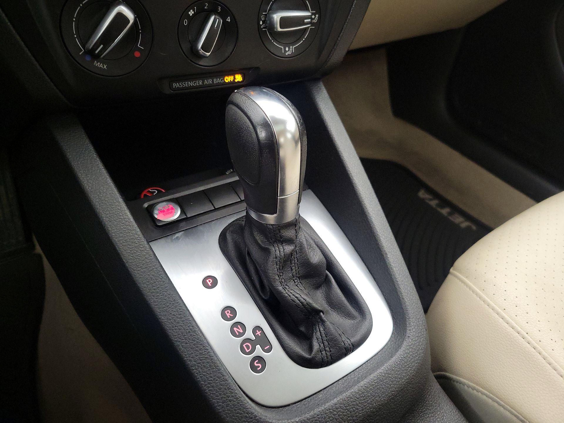 Thumbnail: 2014 Volkswagen Jetta - 16