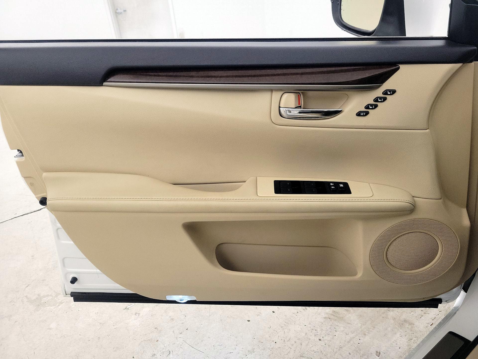 Thumbnail: 2015 Lexus ES - 12