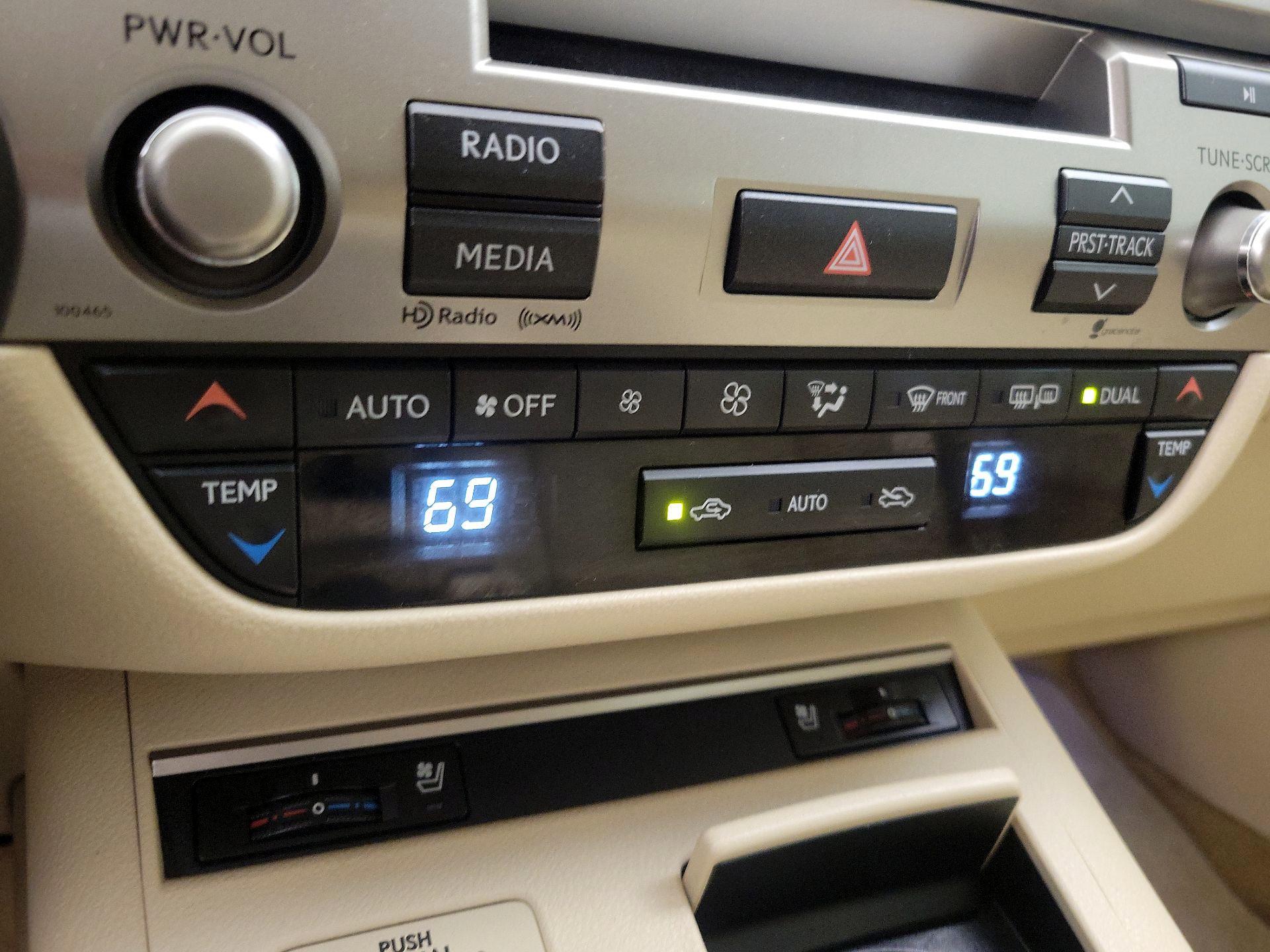 Thumbnail: 2015 Lexus ES - 16