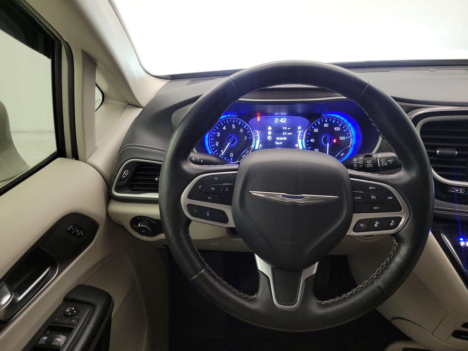 Thumbnail: 2021 Chrysler Pacifica - 10