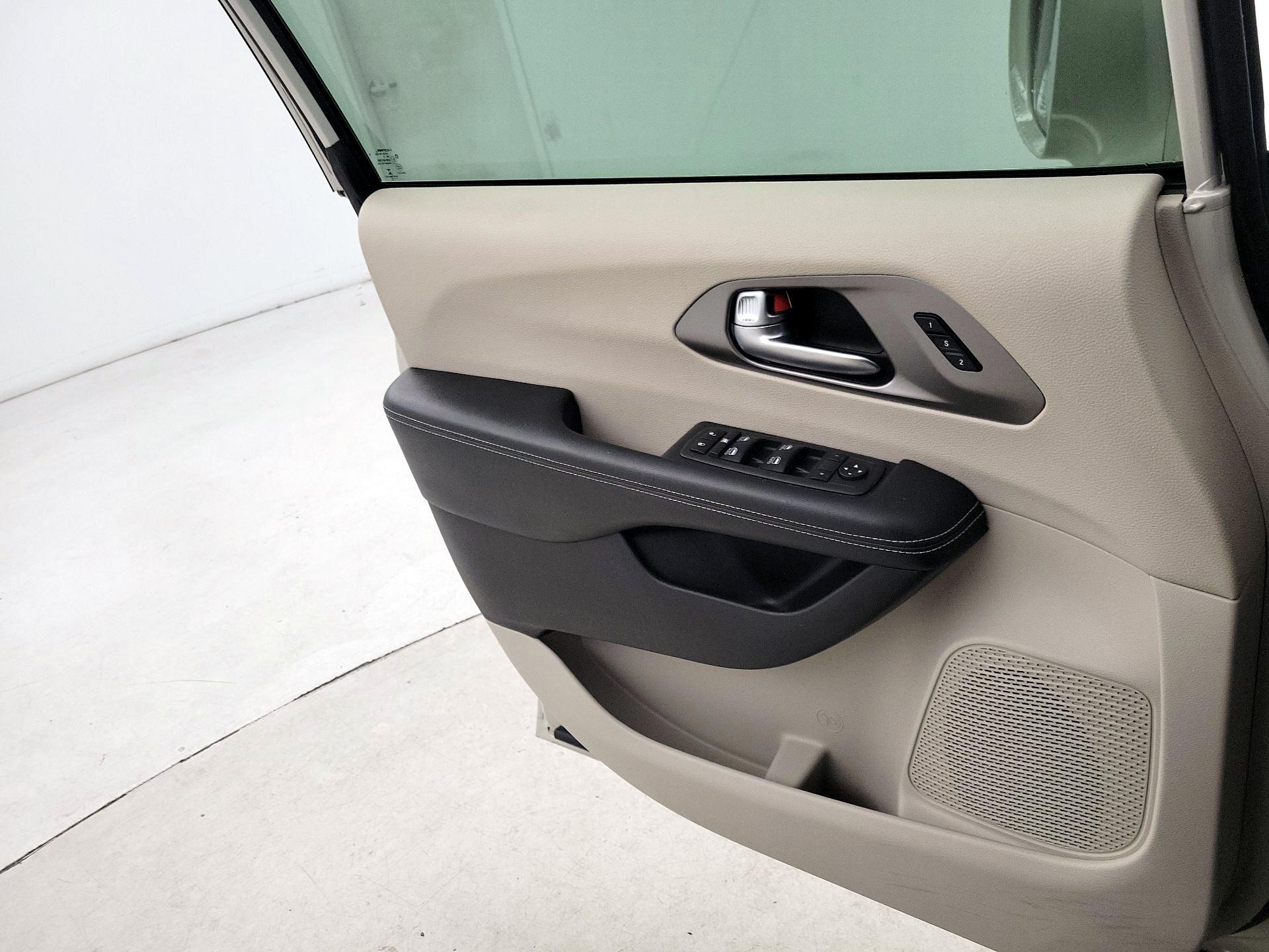 Thumbnail: 2021 Chrysler Pacifica - 12