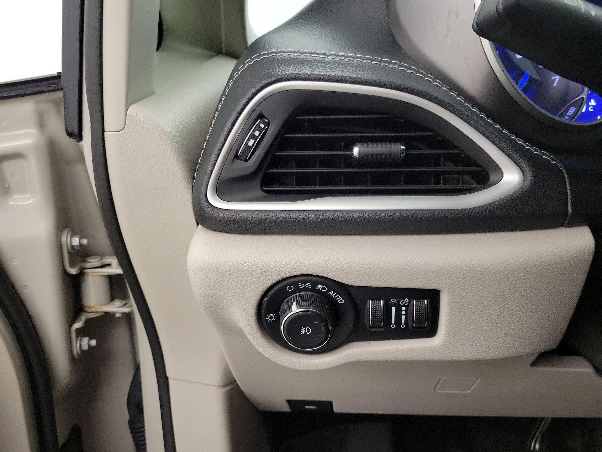 Thumbnail: 2021 Chrysler Pacifica - 13