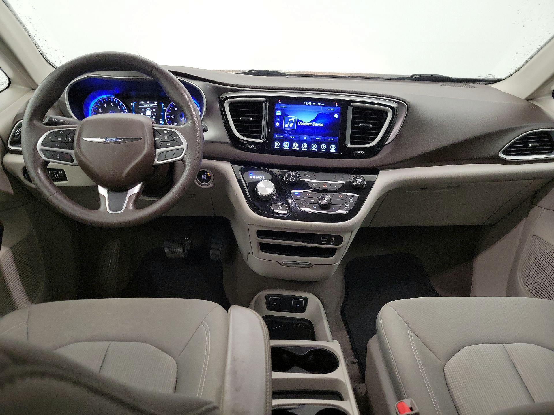 Thumbnail: 2017 Chrysler Pacifica - 9