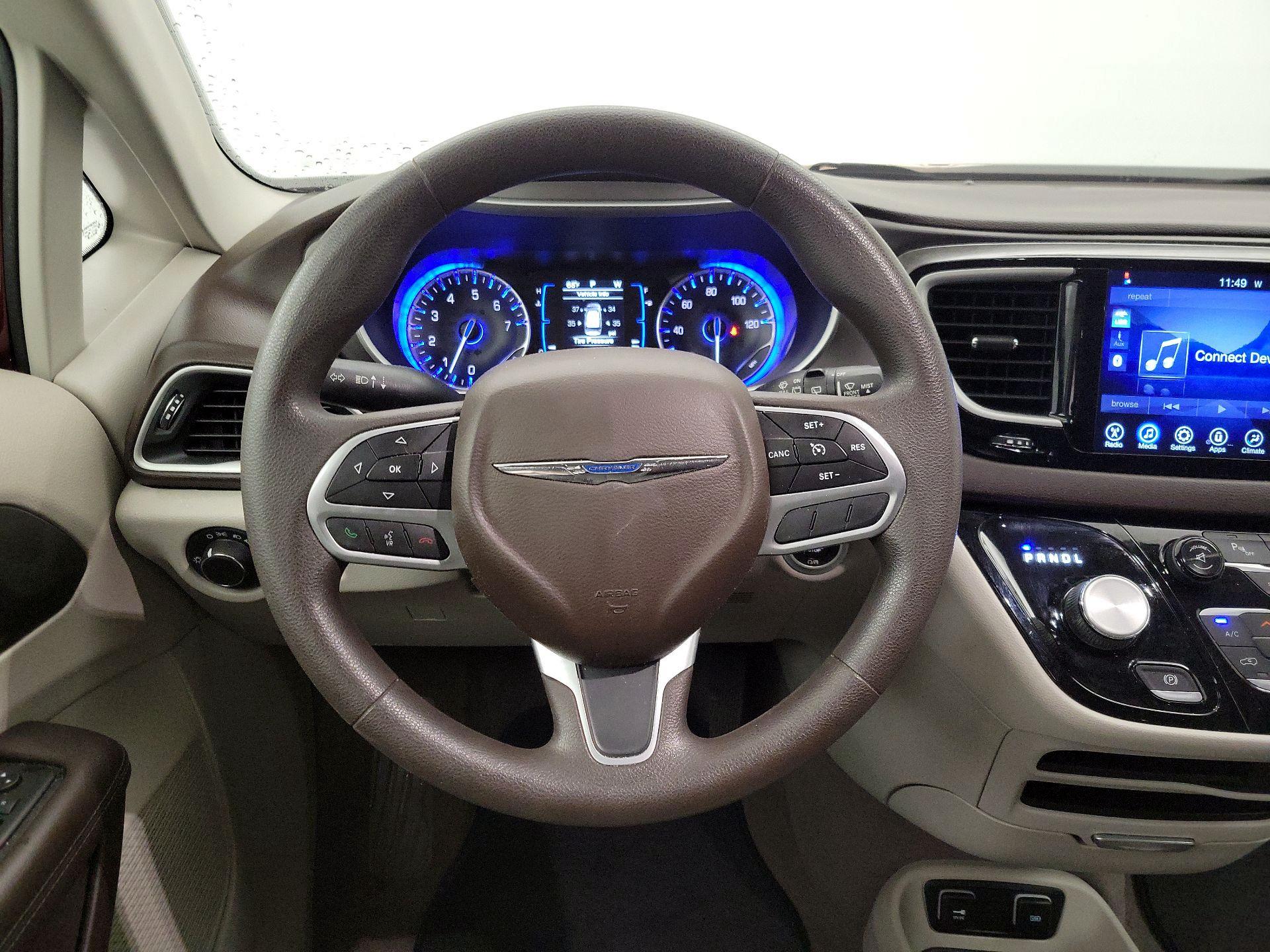 Thumbnail: 2017 Chrysler Pacifica - 10
