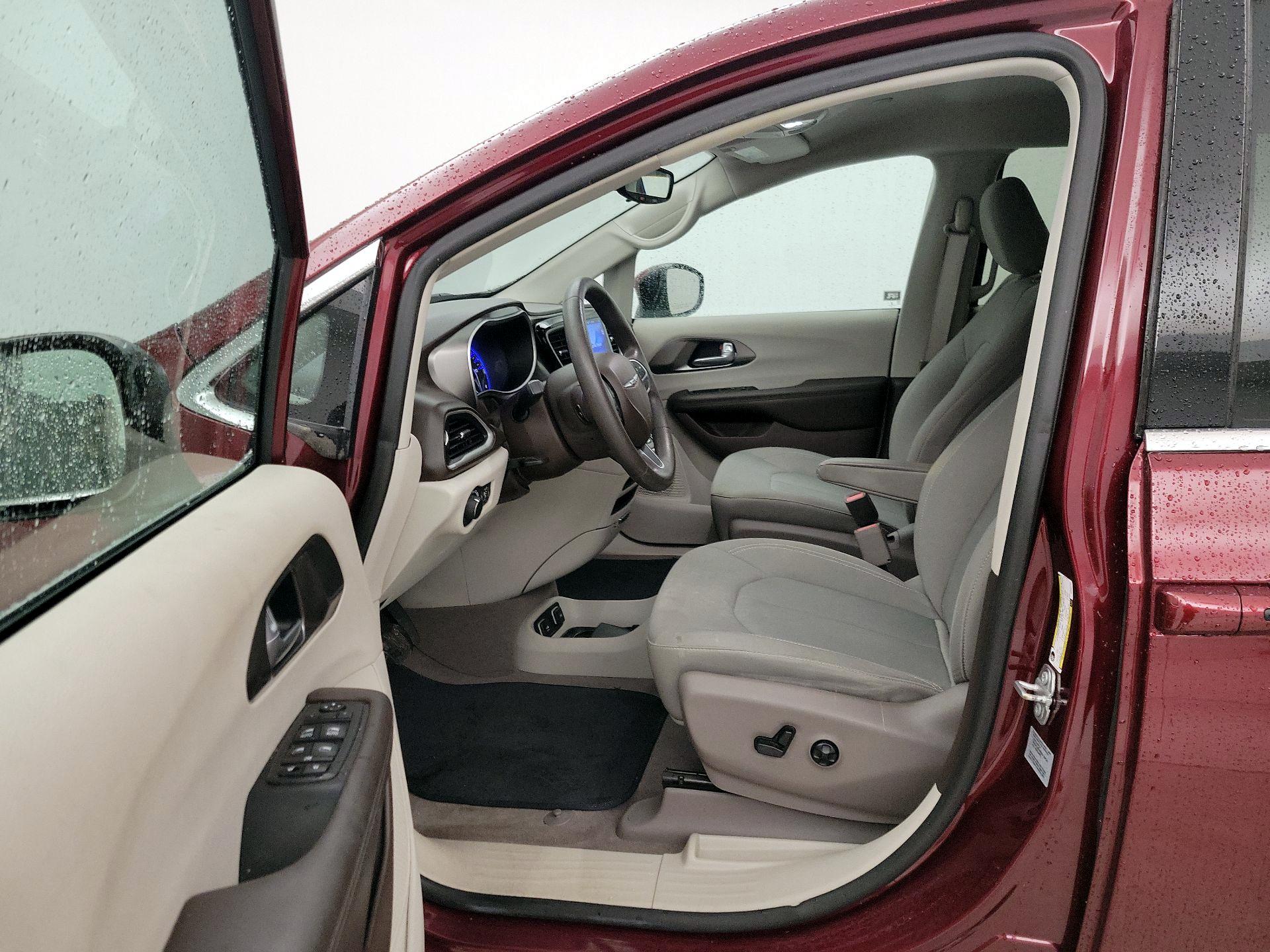 Thumbnail: 2017 Chrysler Pacifica - 11