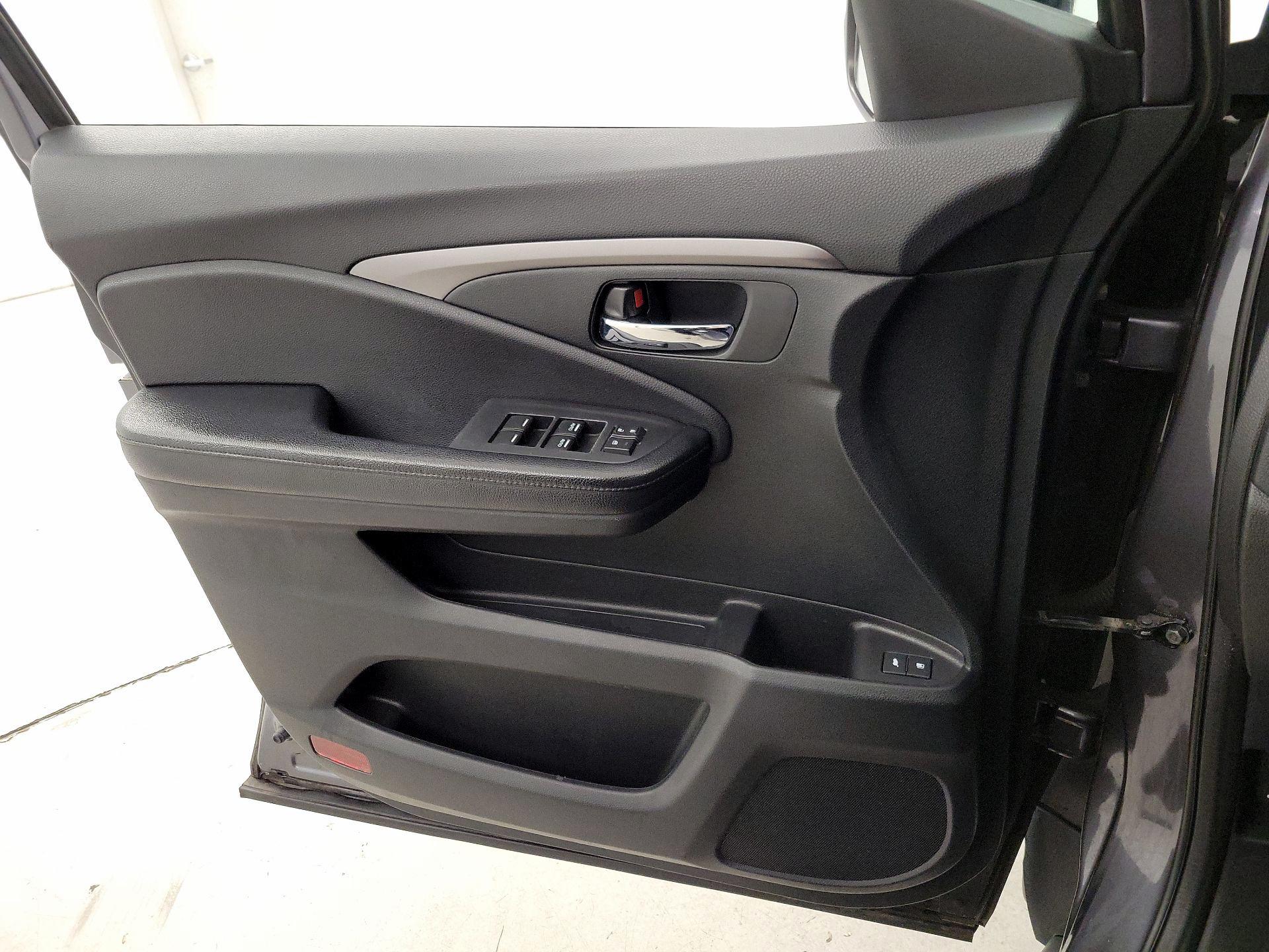 Thumbnail: 2017 Honda Pilot - 12