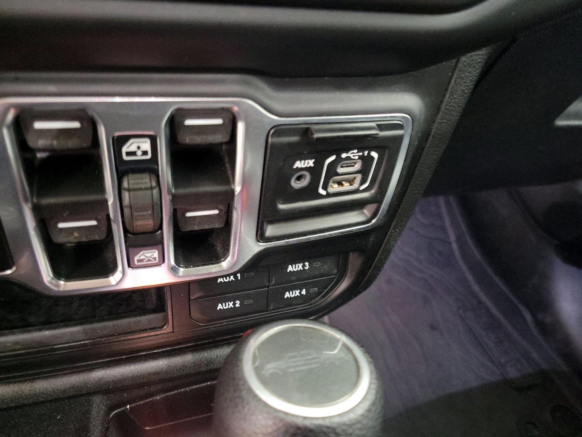 Thumbnail: 2021 Jeep Gladiator - 18