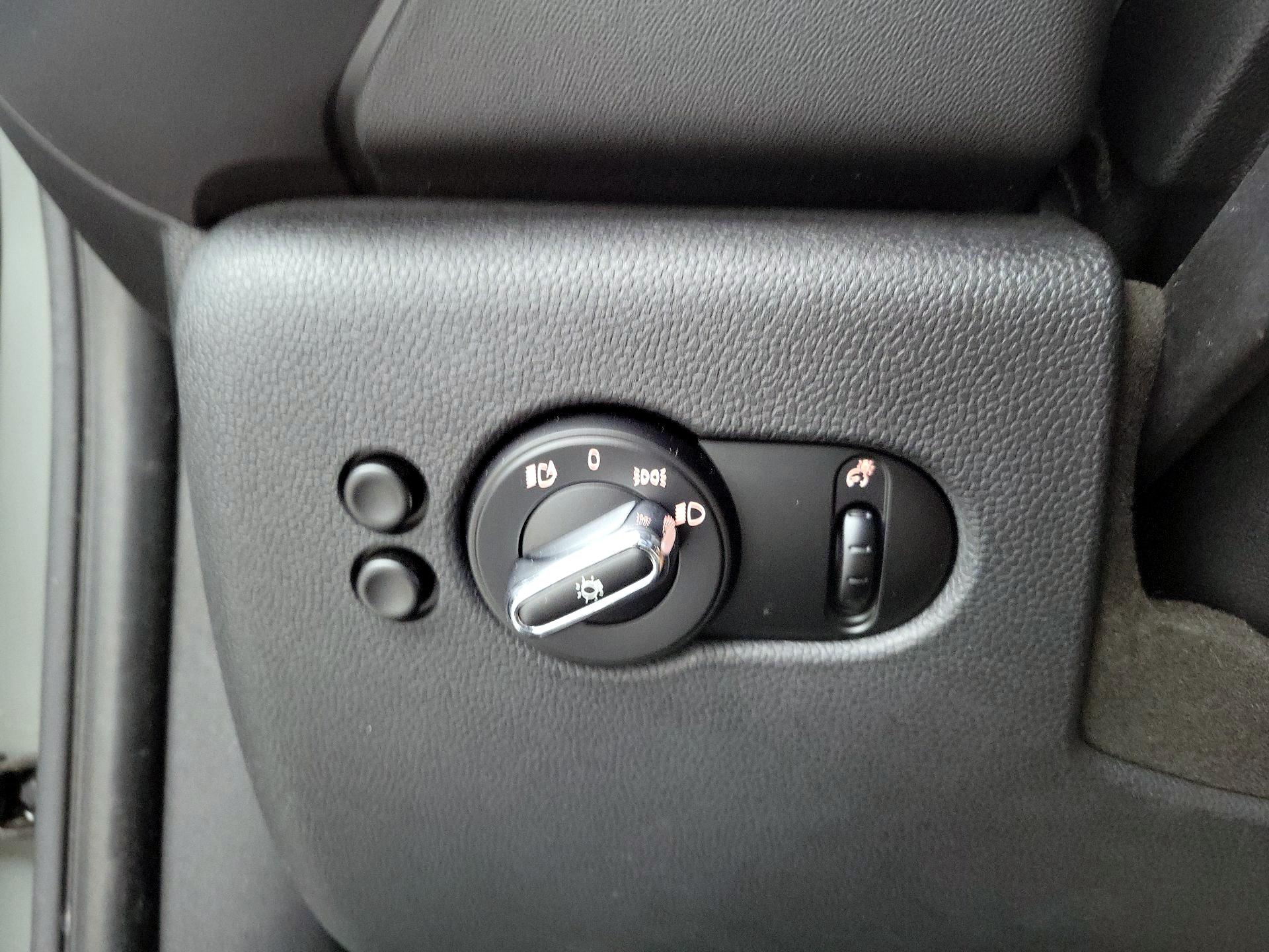 Thumbnail: 2015 MINI Cooper Hardtop - 13