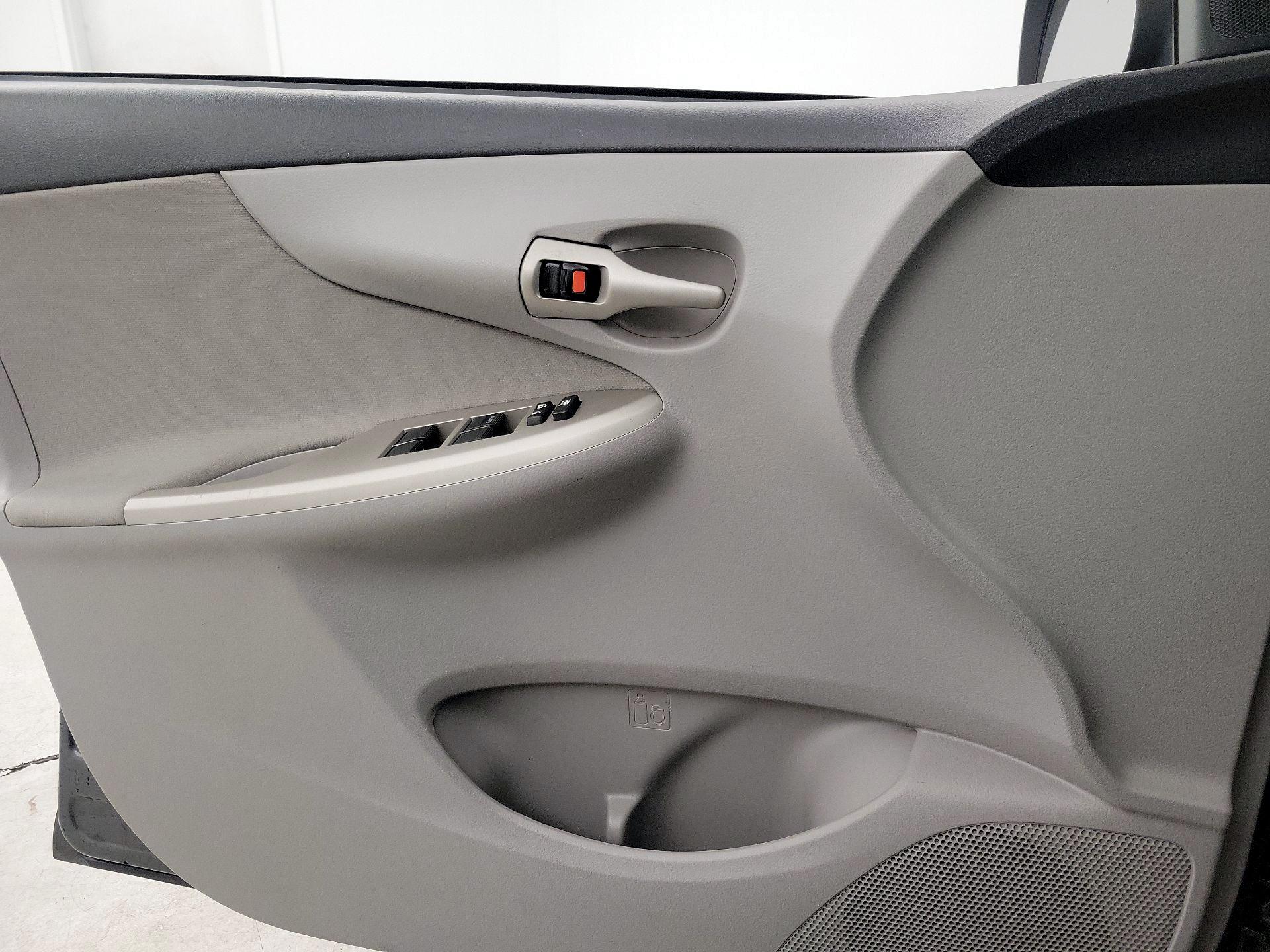 Thumbnail: 2013 Toyota Corolla - 12