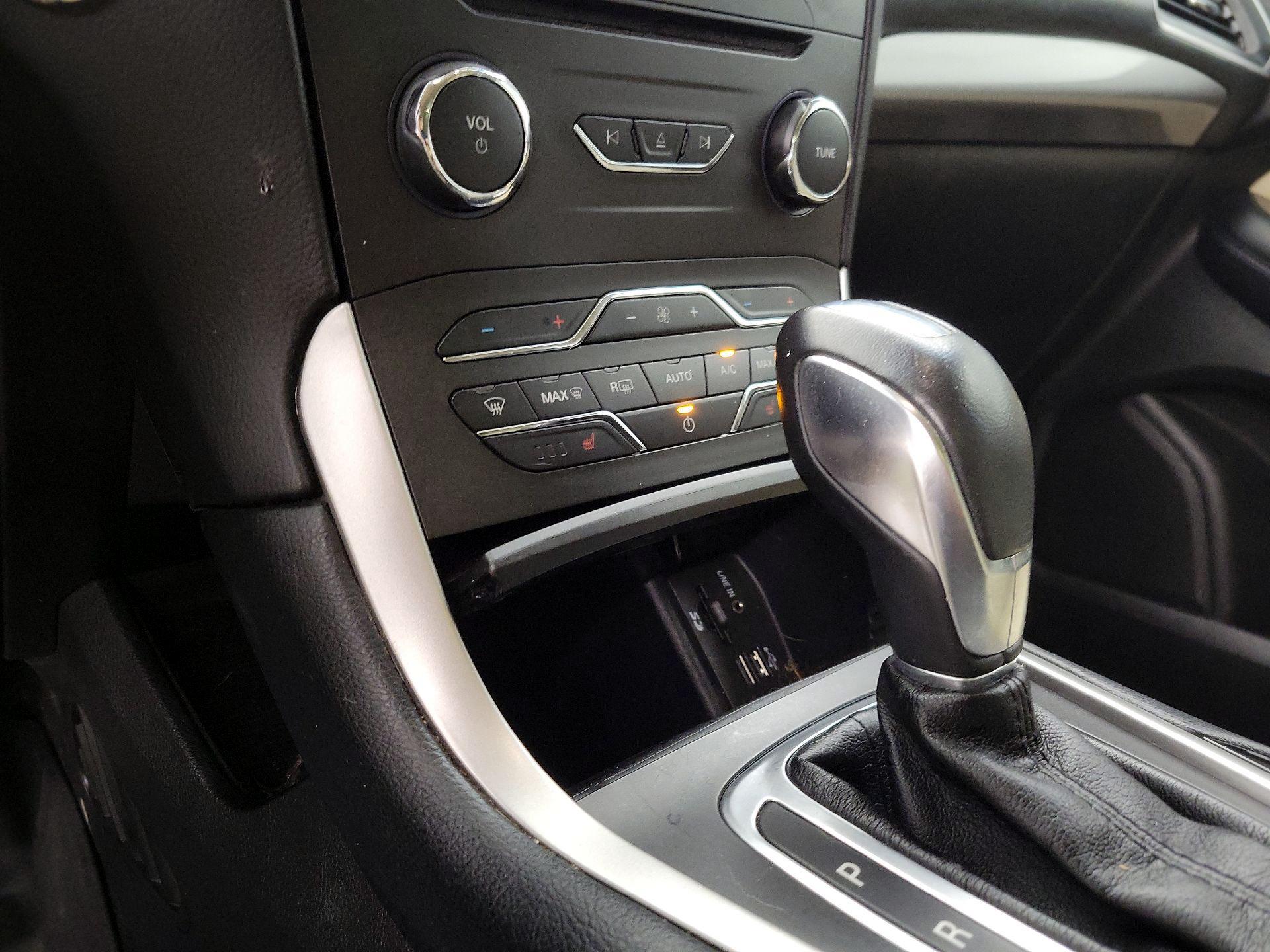 Thumbnail: 2015 Ford Edge - 16
