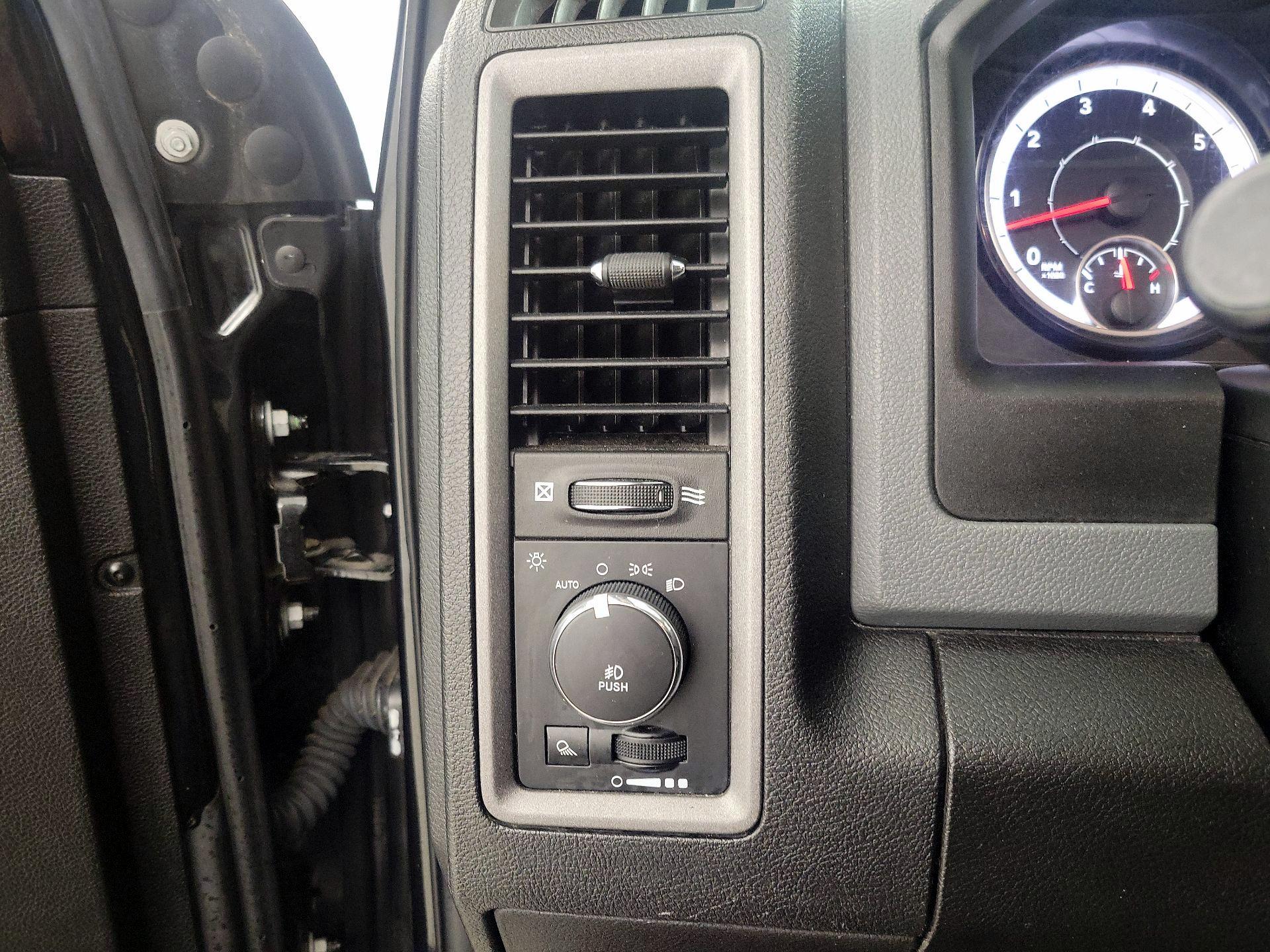 Thumbnail: 2019 RAM 1500 Classic - 13