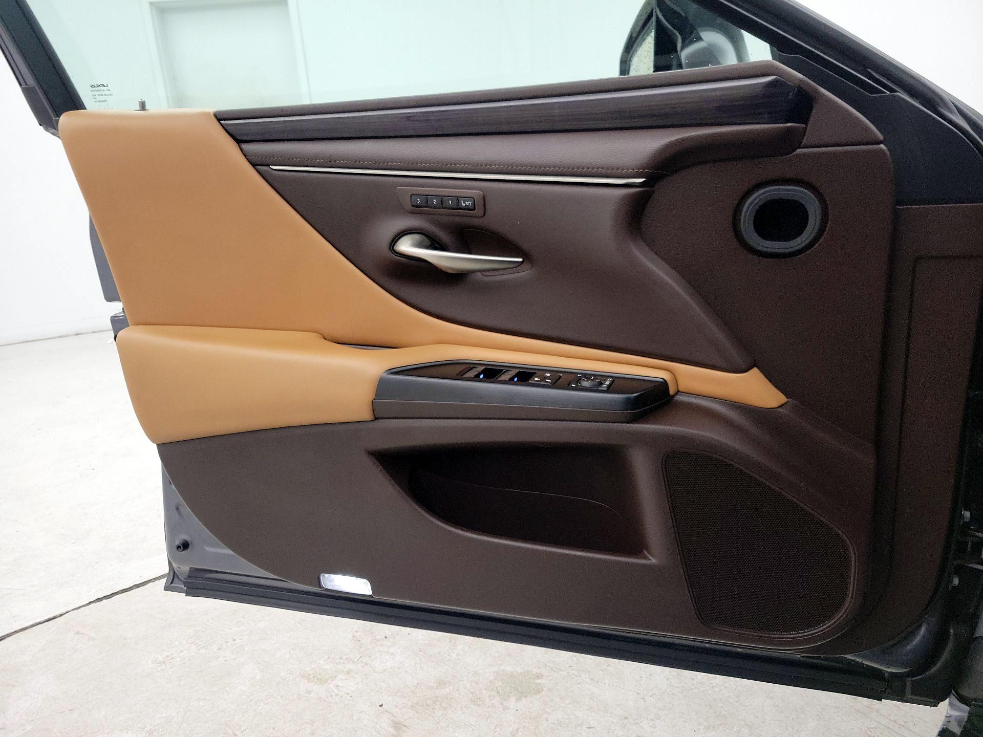 Thumbnail: 2020 Lexus ES - 12