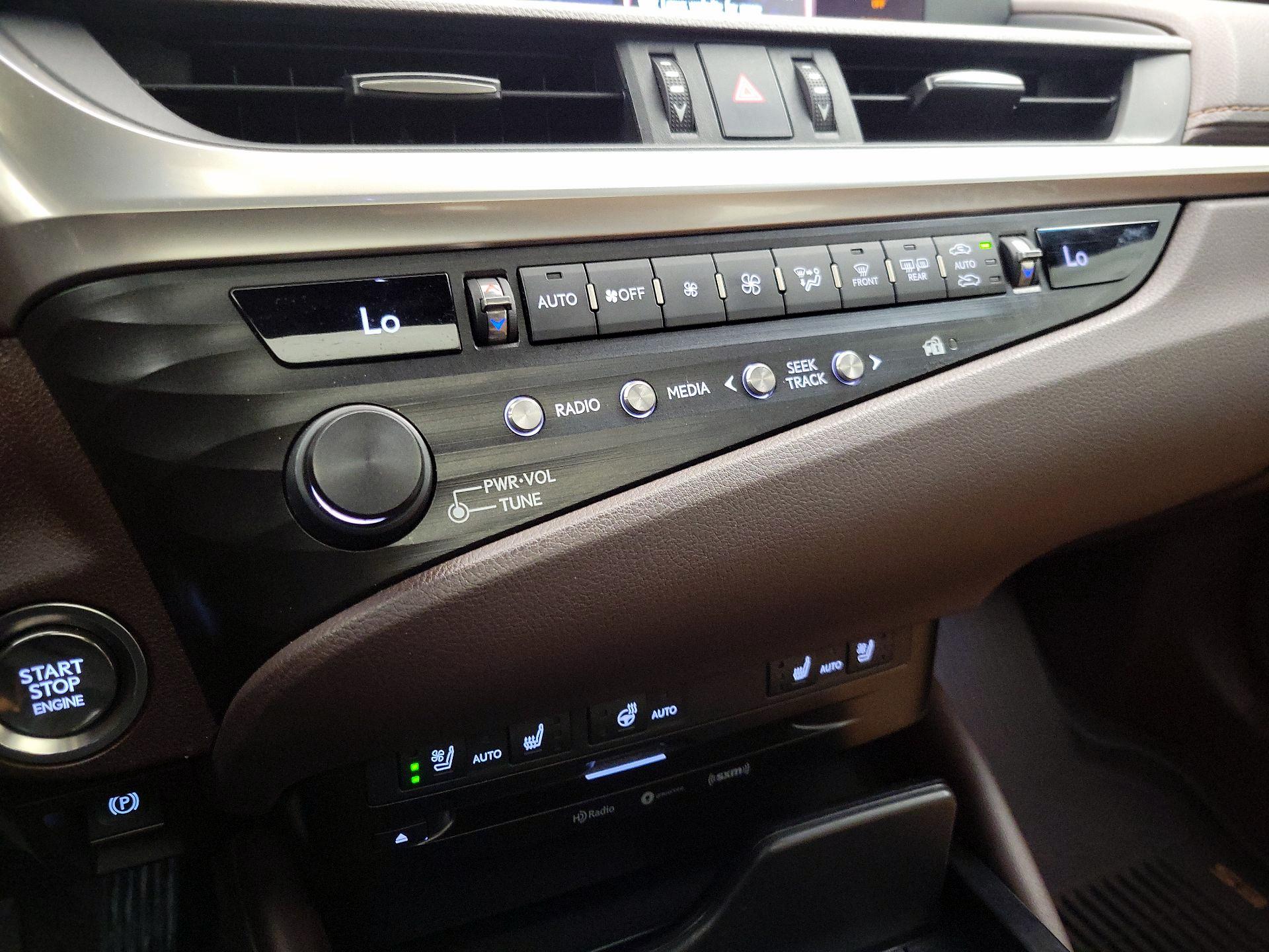 Thumbnail: 2020 Lexus ES - 16