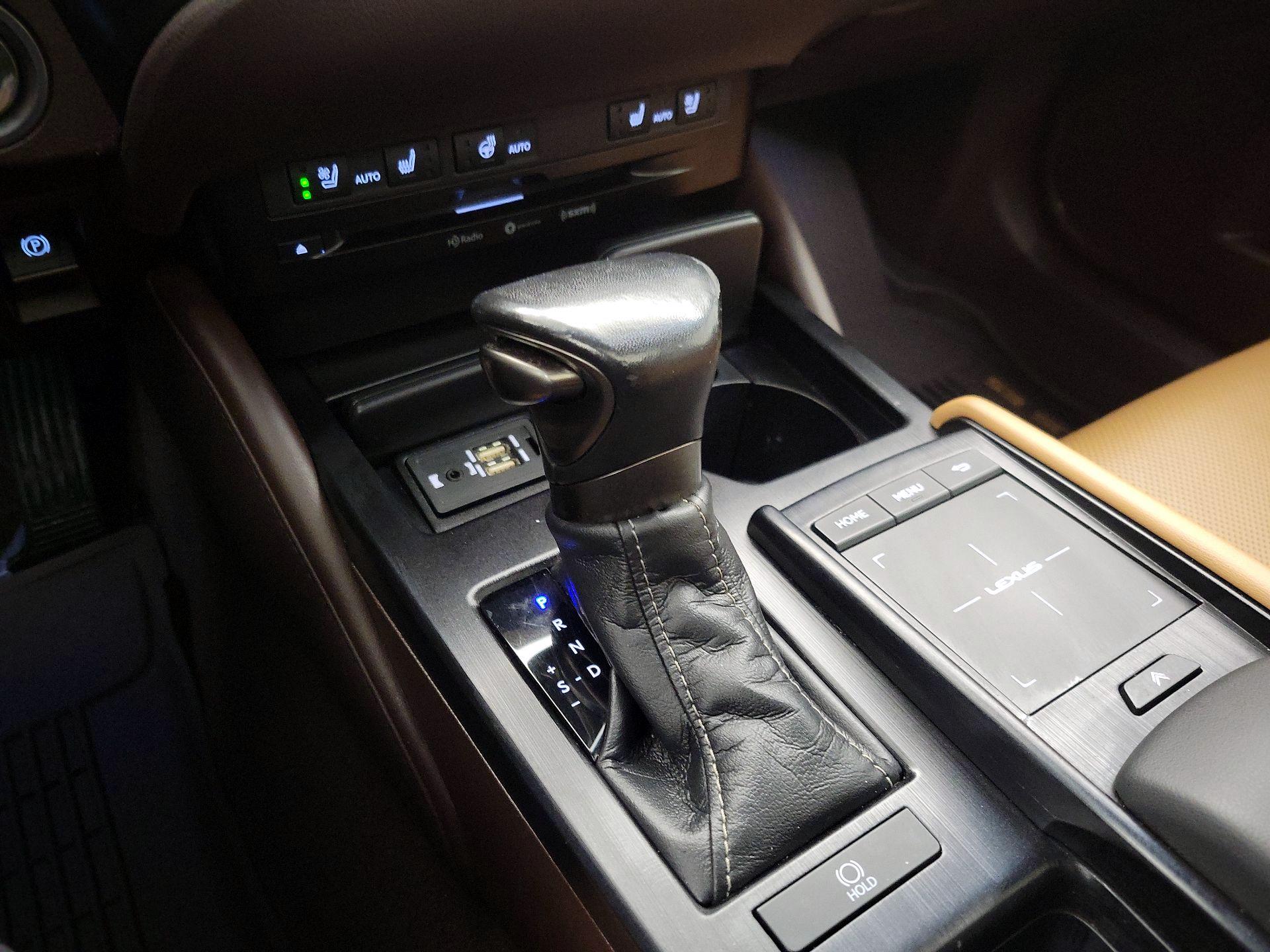 Thumbnail: 2020 Lexus ES - 17