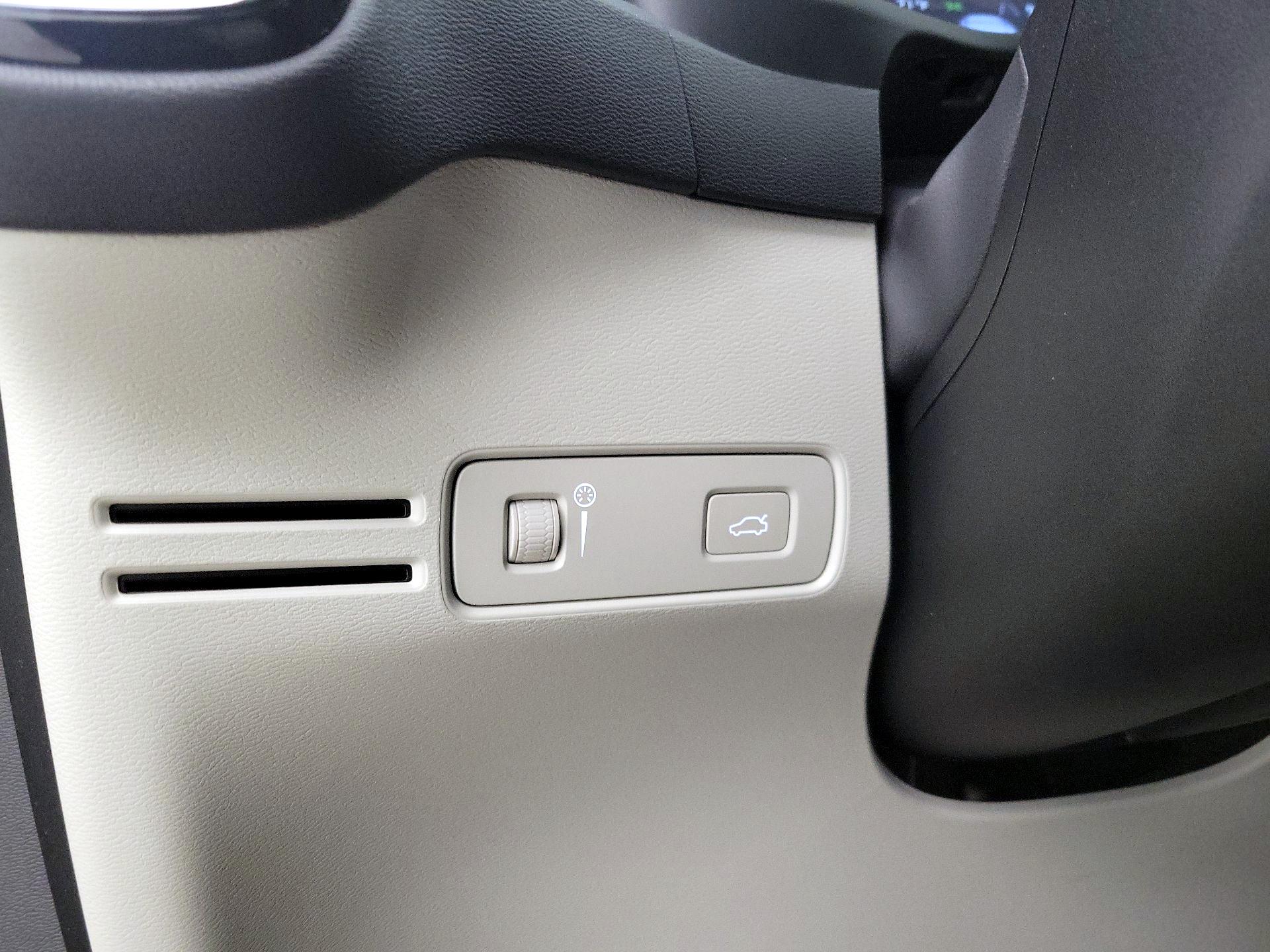 Thumbnail: 2020 Volvo XC40 - 13