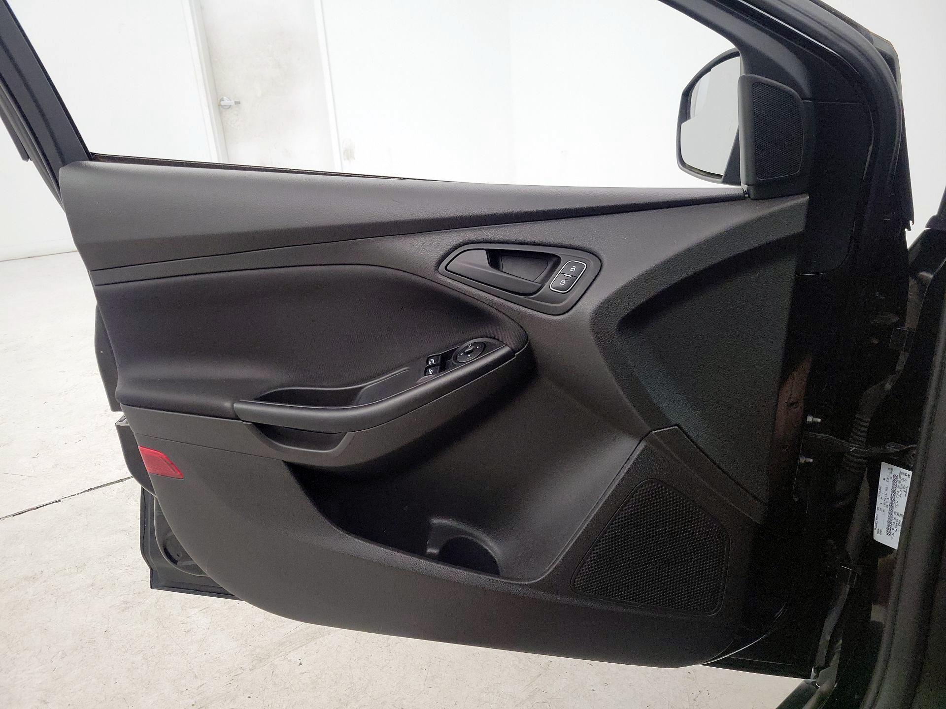 Thumbnail: 2016 Ford Focus - 12