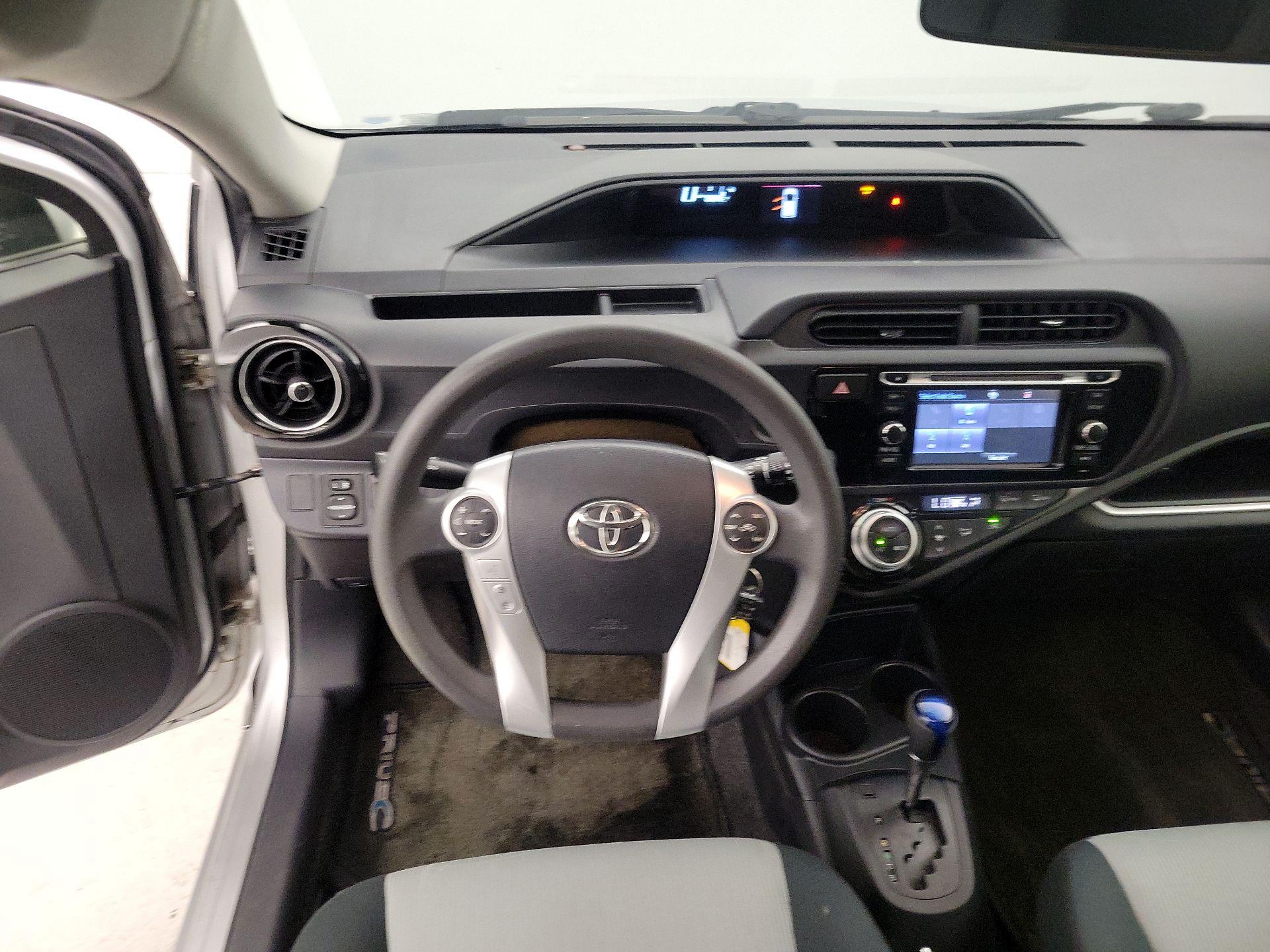 Thumbnail: 2015 Toyota Prius c - 10
