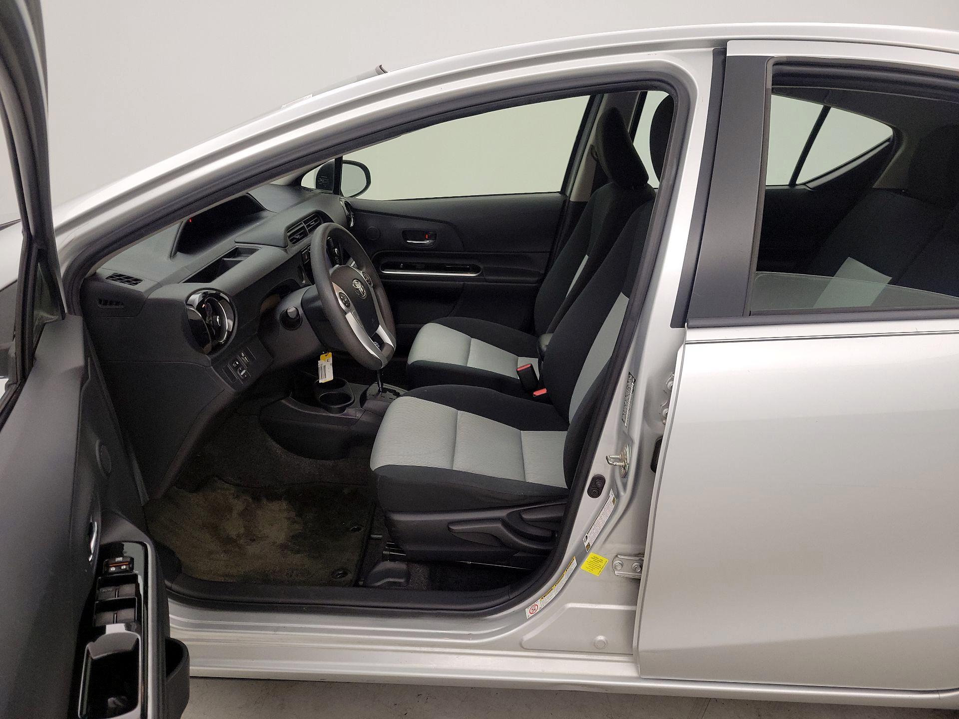 Thumbnail: 2015 Toyota Prius c - 11