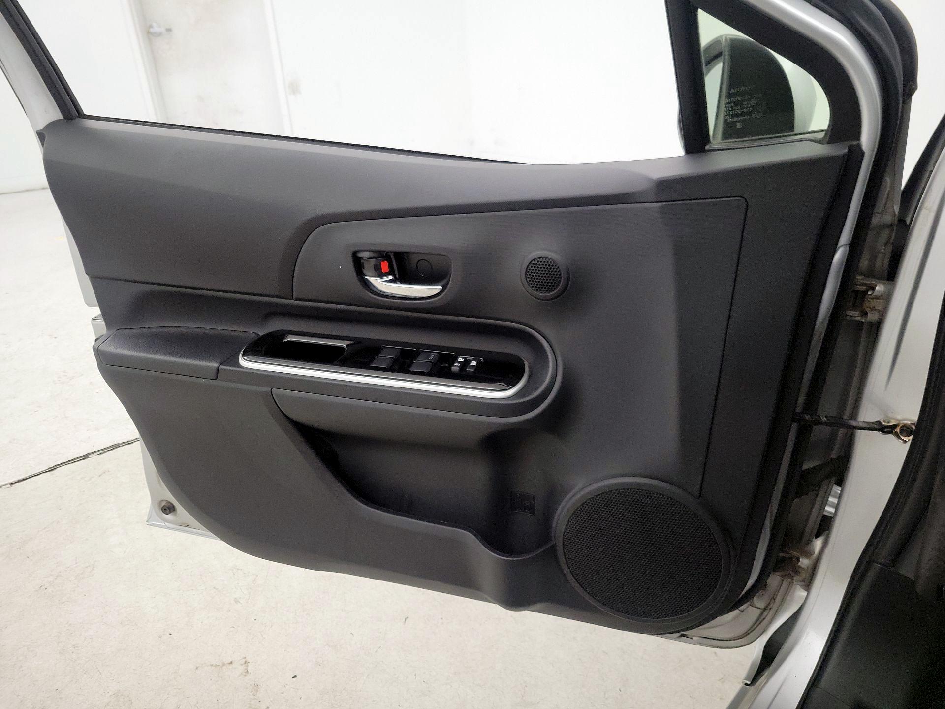 Thumbnail: 2015 Toyota Prius c - 12