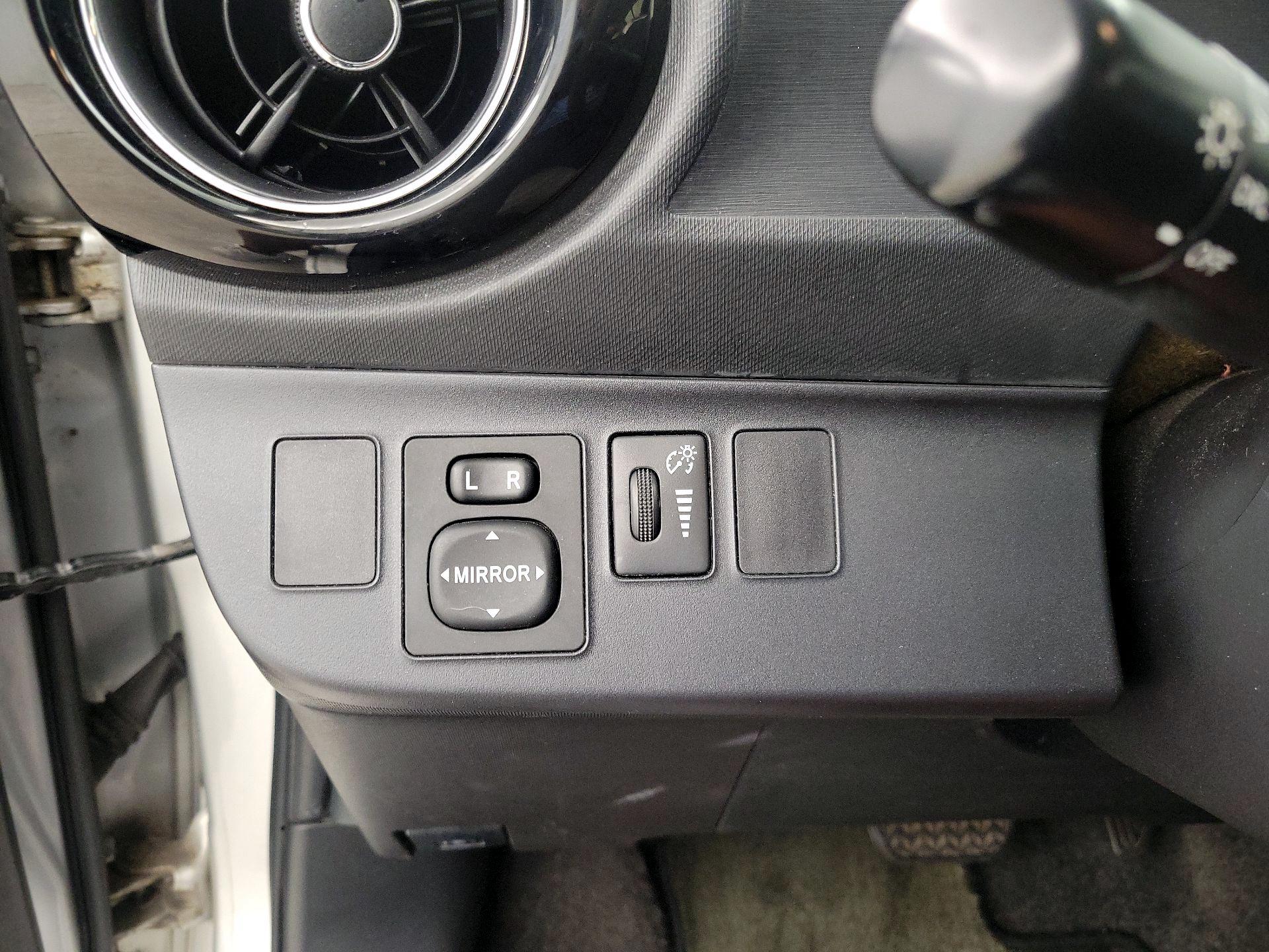 Thumbnail: 2015 Toyota Prius c - 13