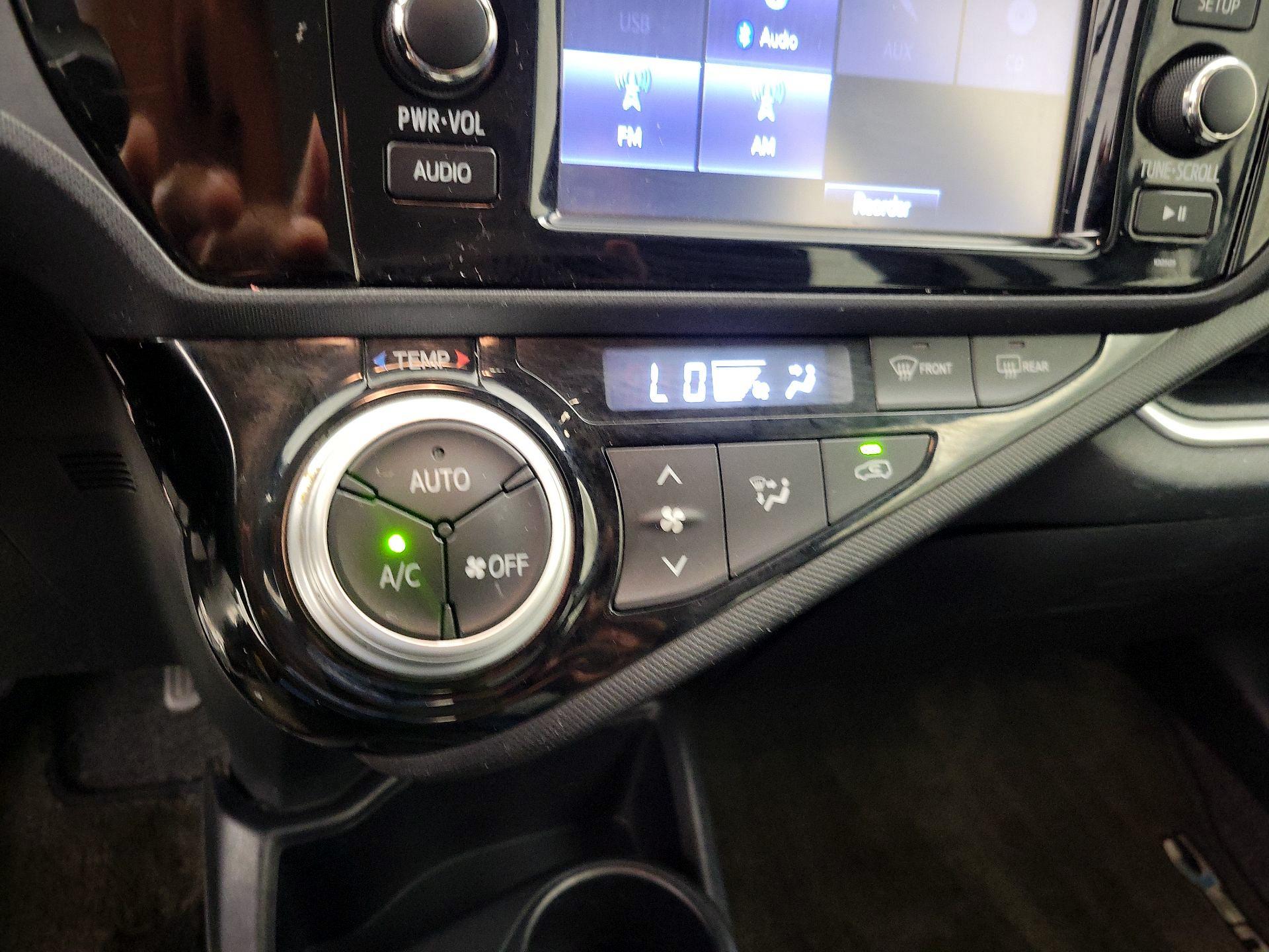 Thumbnail: 2015 Toyota Prius c - 15