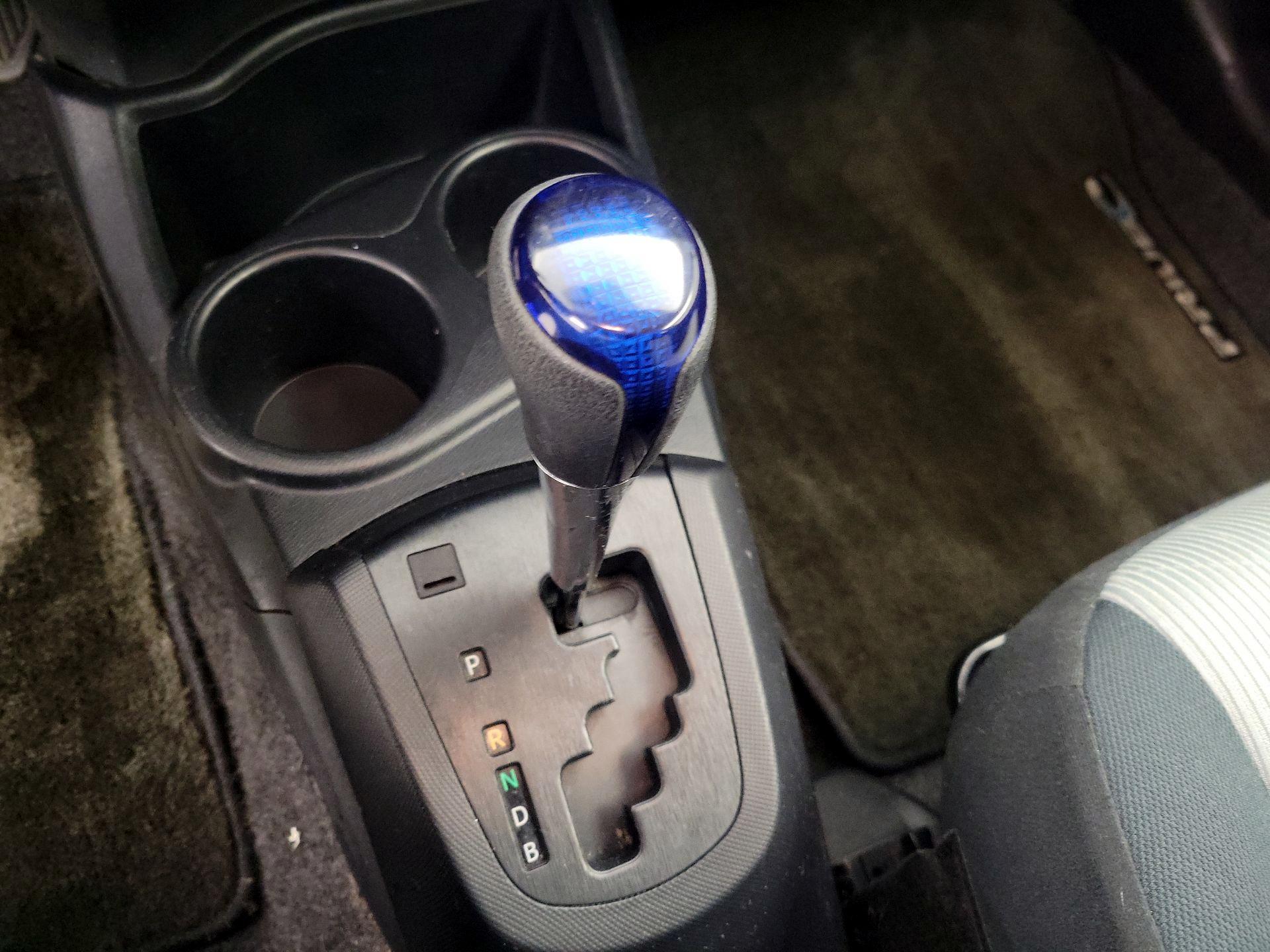 Thumbnail: 2015 Toyota Prius c - 16