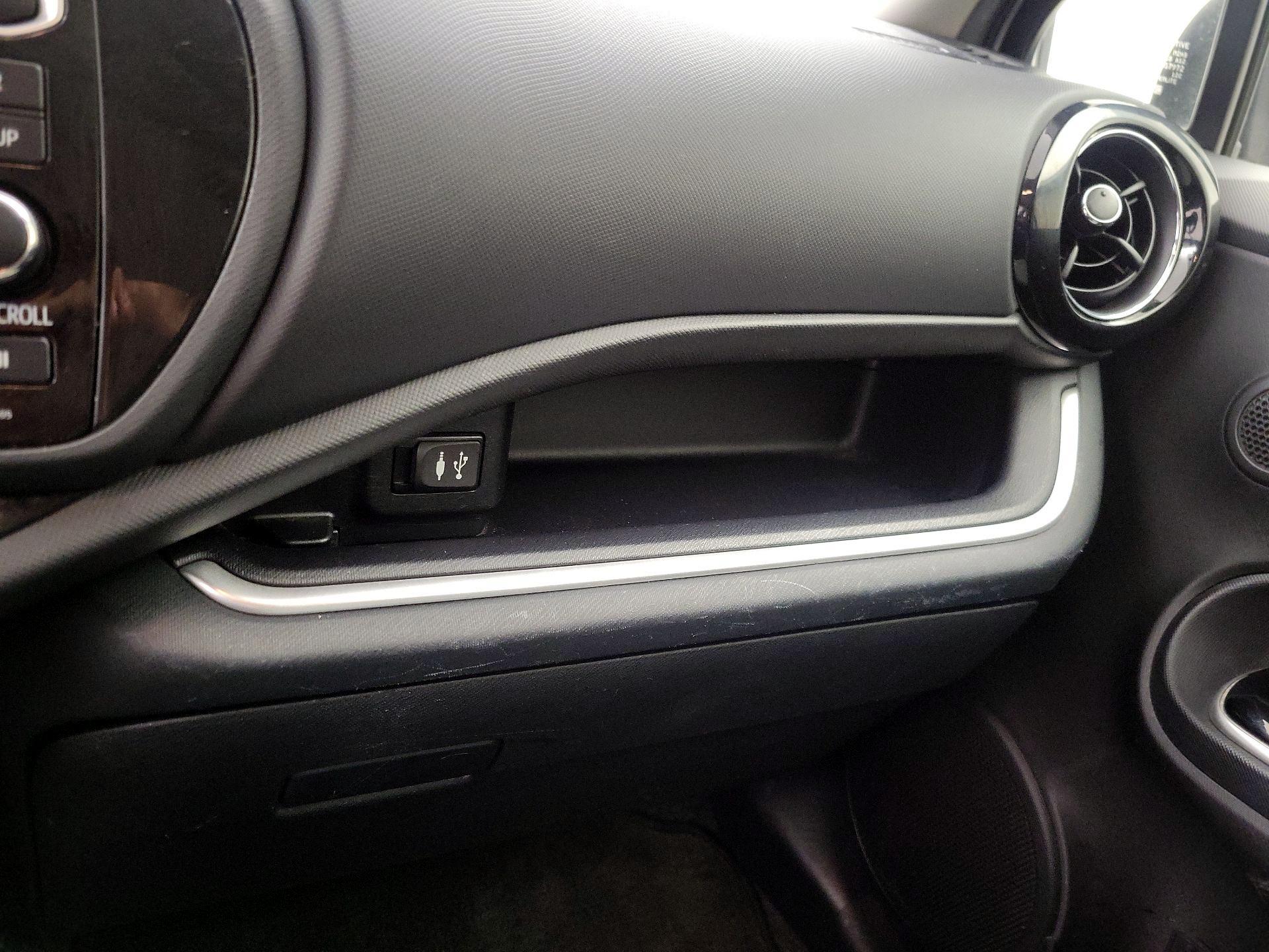 Thumbnail: 2015 Toyota Prius c - 17