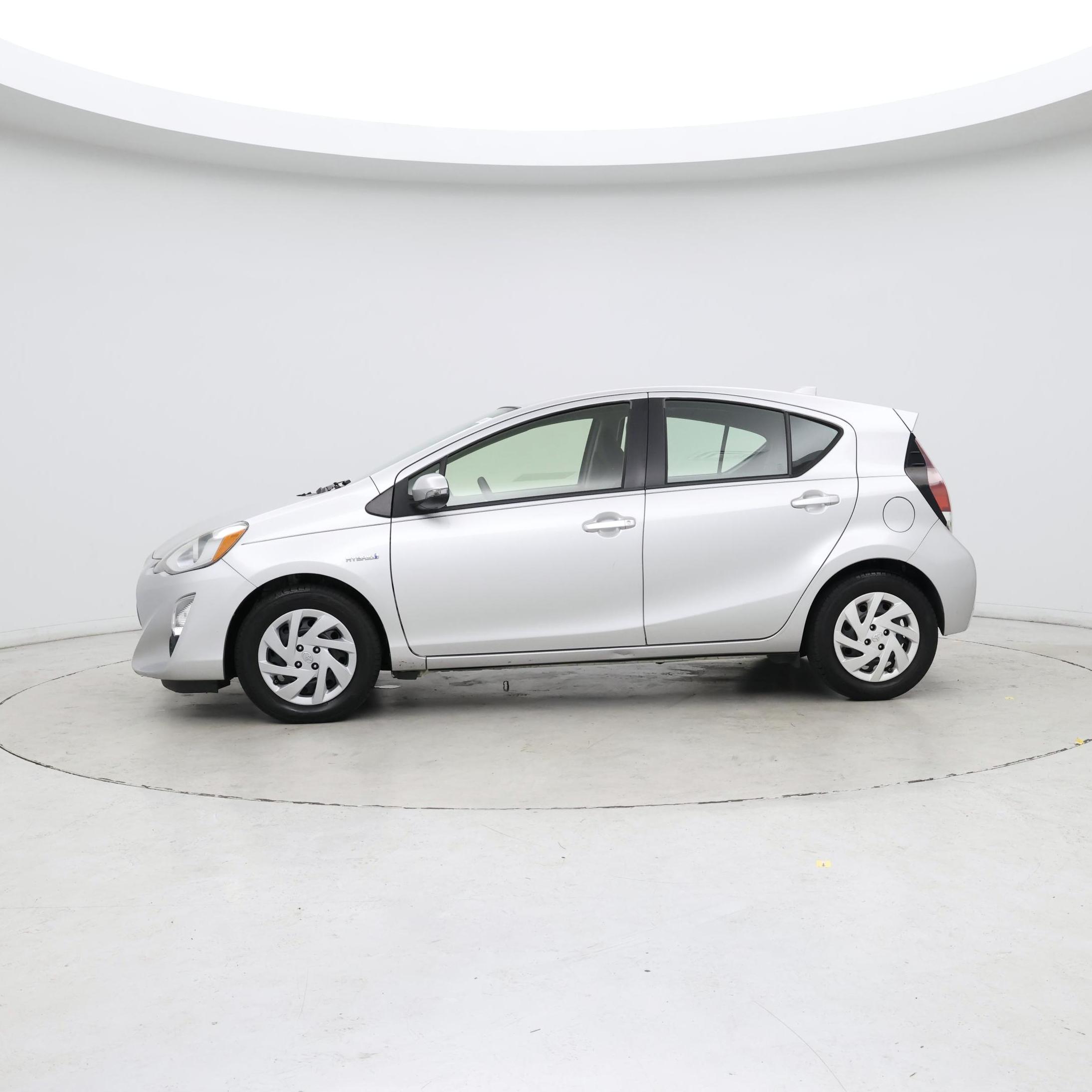 Thumbnail: 2015 Toyota Prius c - 3