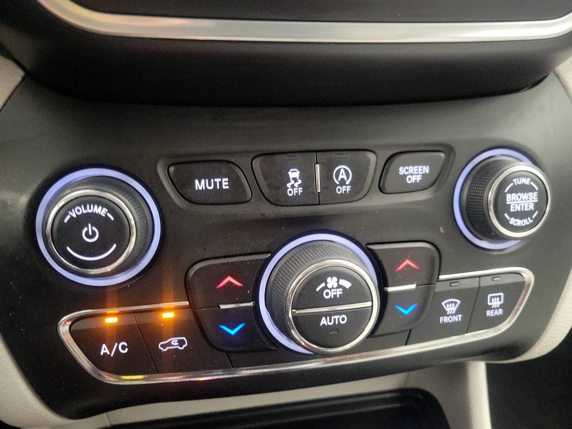 Thumbnail: 2021 Jeep Cherokee - 16