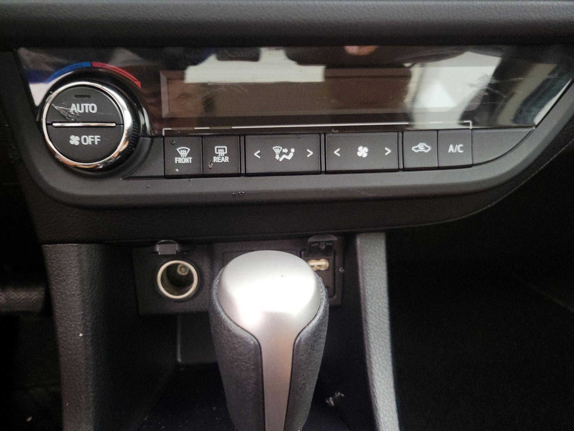 Thumbnail: 2015 Toyota Corolla - 16