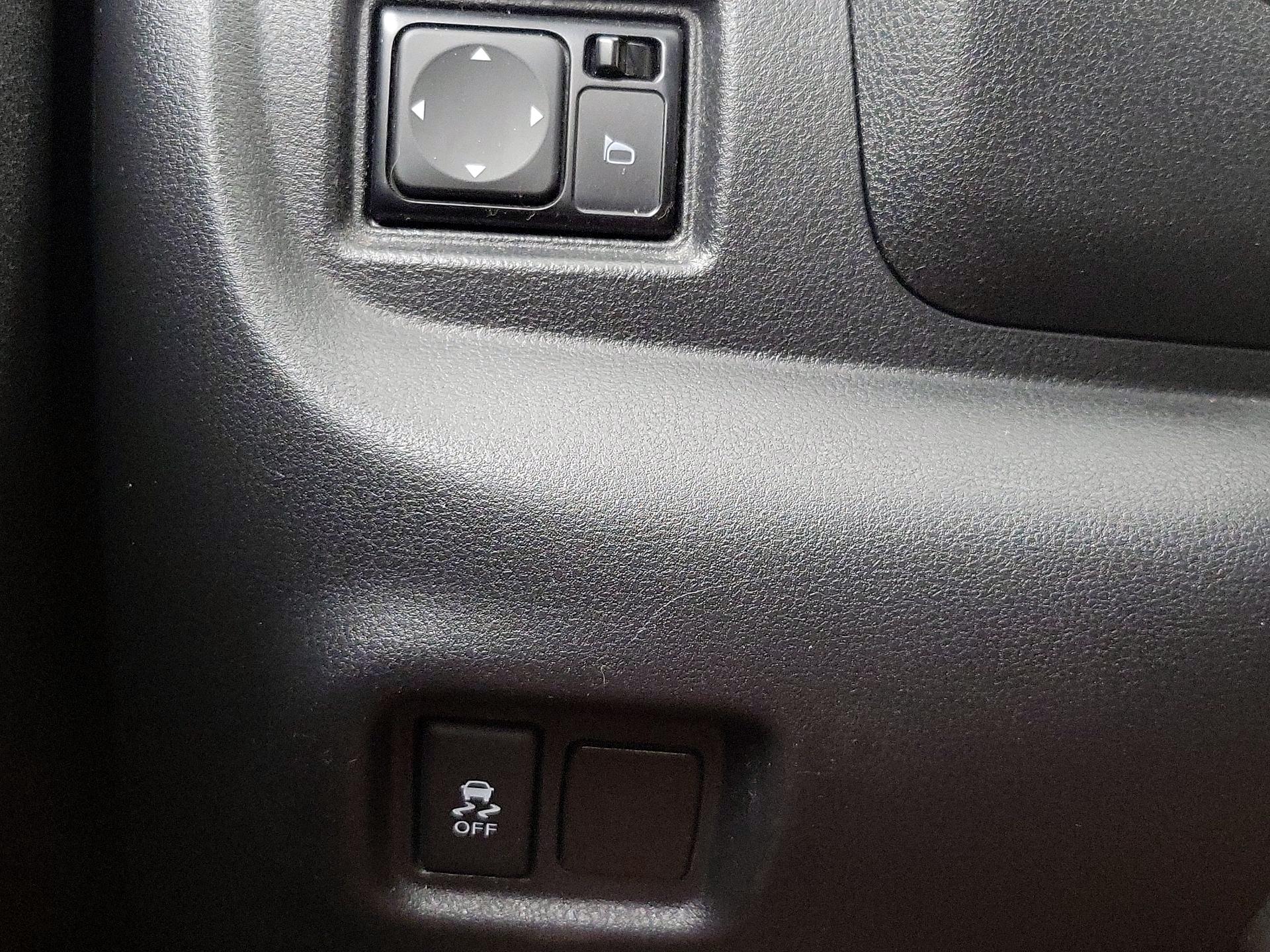 Thumbnail: 2014 Nissan Versa Note - 13