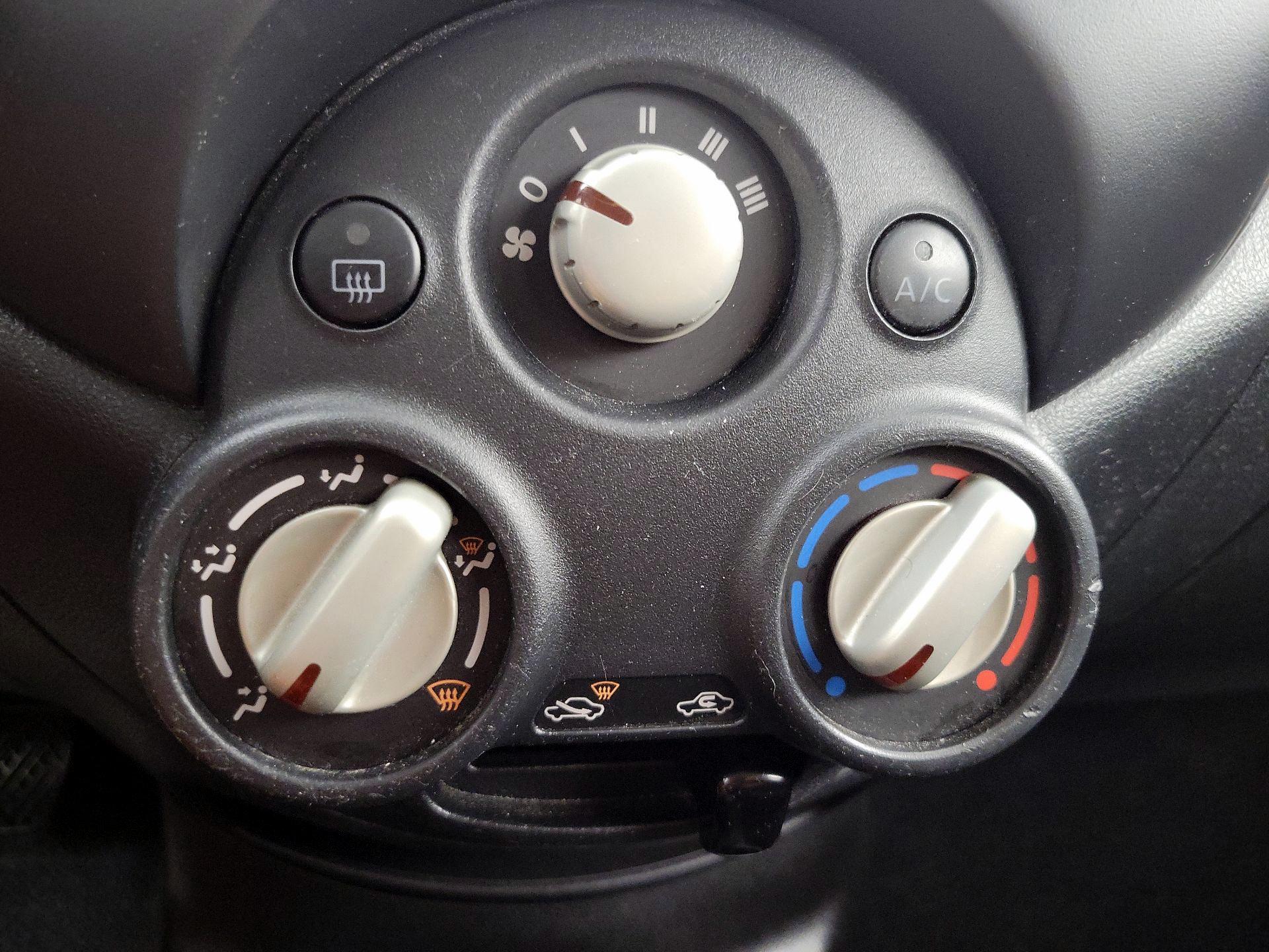 Thumbnail: 2014 Nissan Versa Note - 15