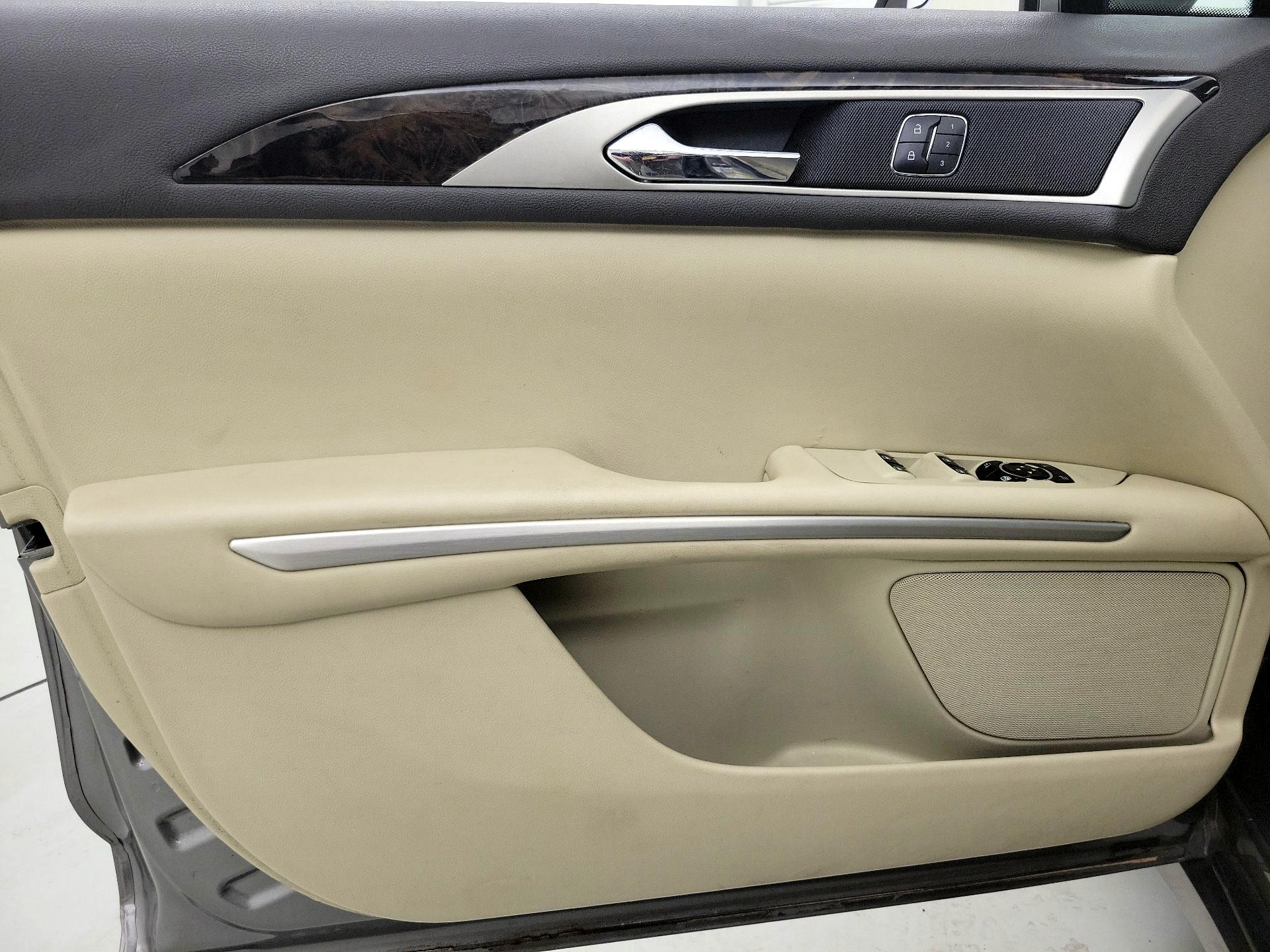 Thumbnail: 2015 Lincoln MKZ - 12