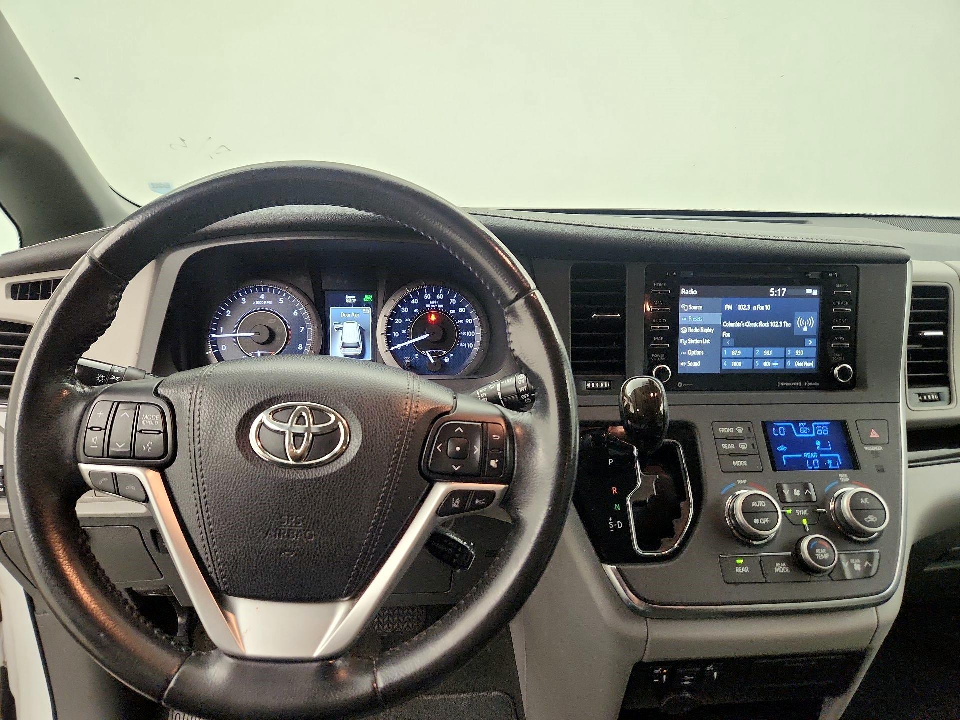 Thumbnail: 2018 Toyota Sienna - 9