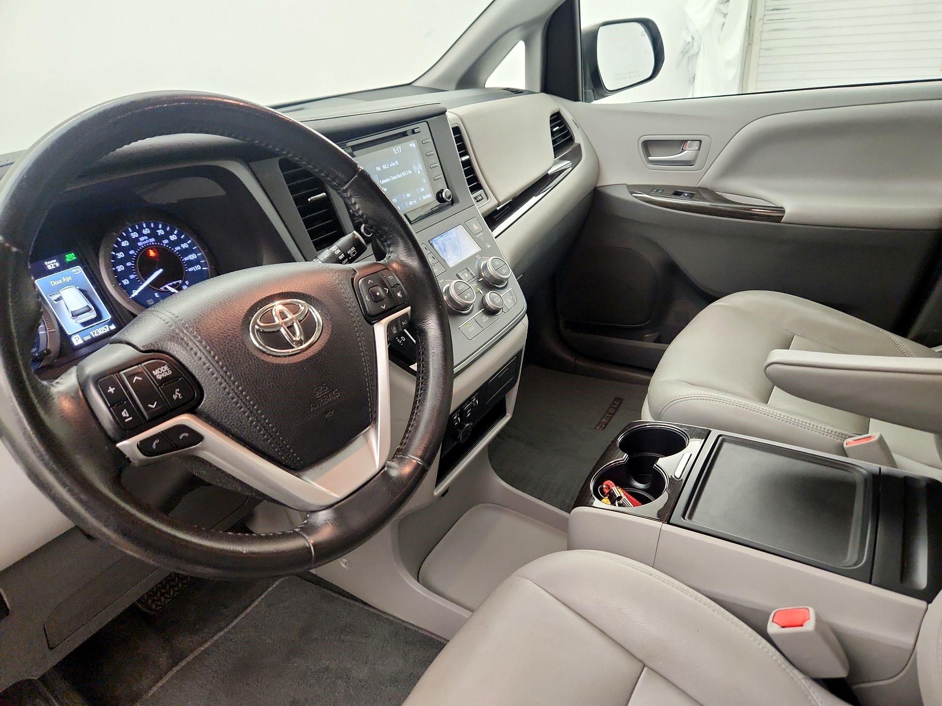 Thumbnail: 2018 Toyota Sienna - 11
