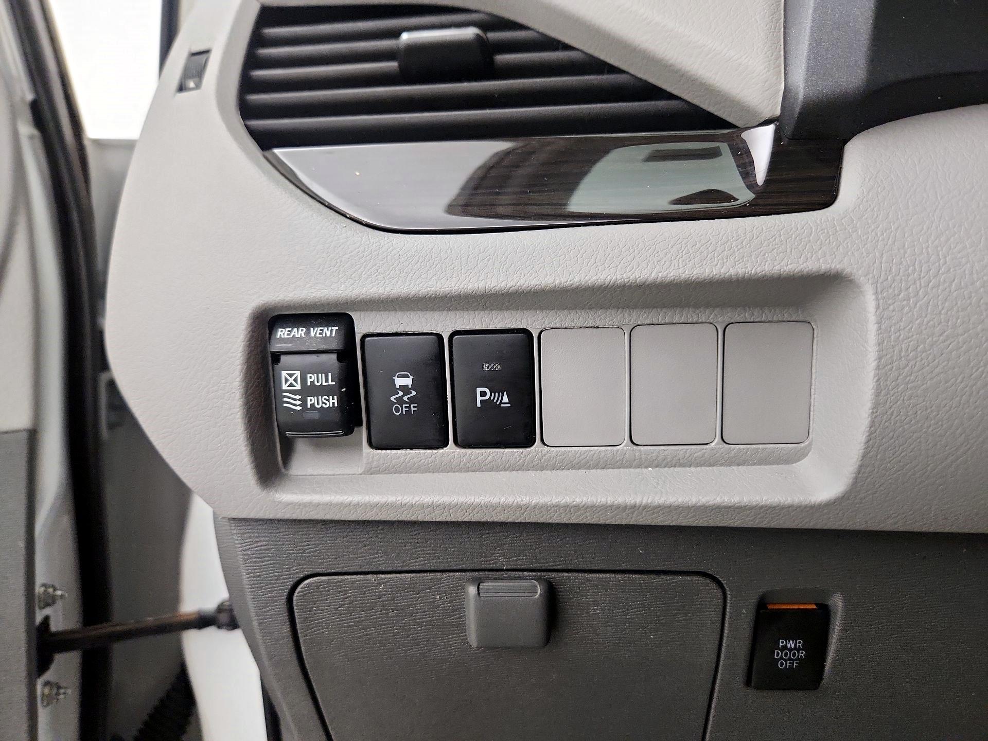 Thumbnail: 2018 Toyota Sienna - 13
