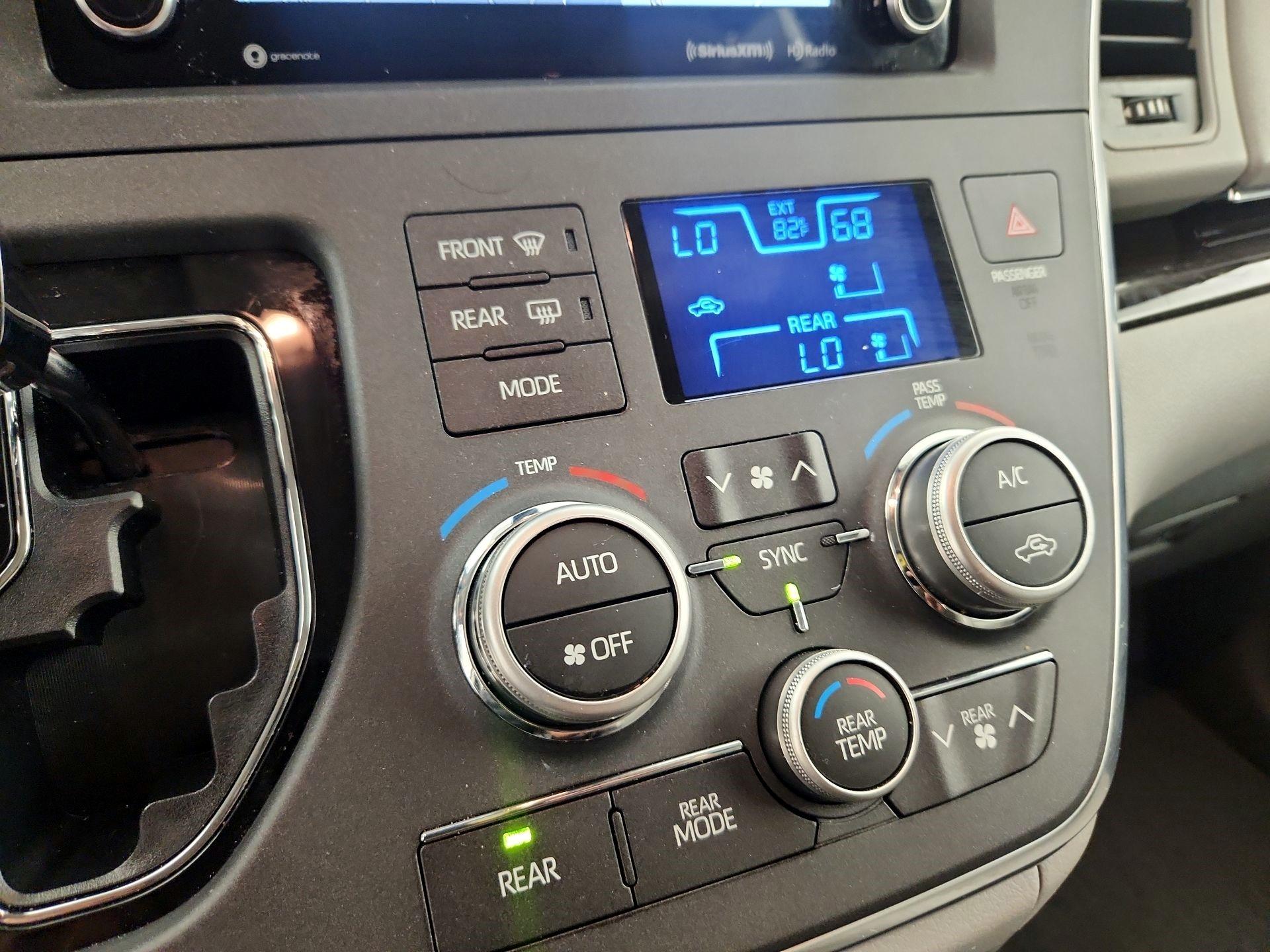 Thumbnail: 2018 Toyota Sienna - 16