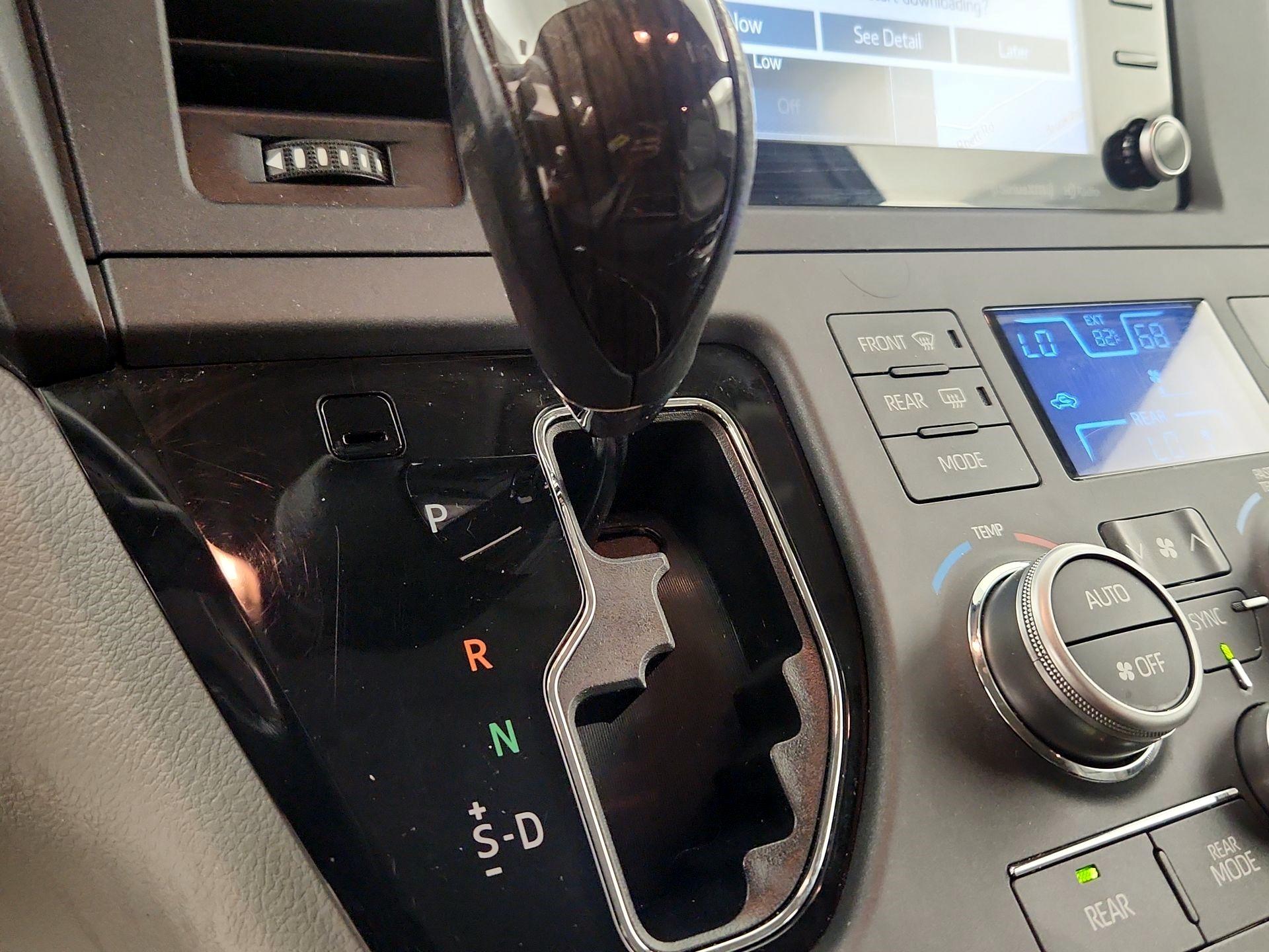 Thumbnail: 2018 Toyota Sienna - 17