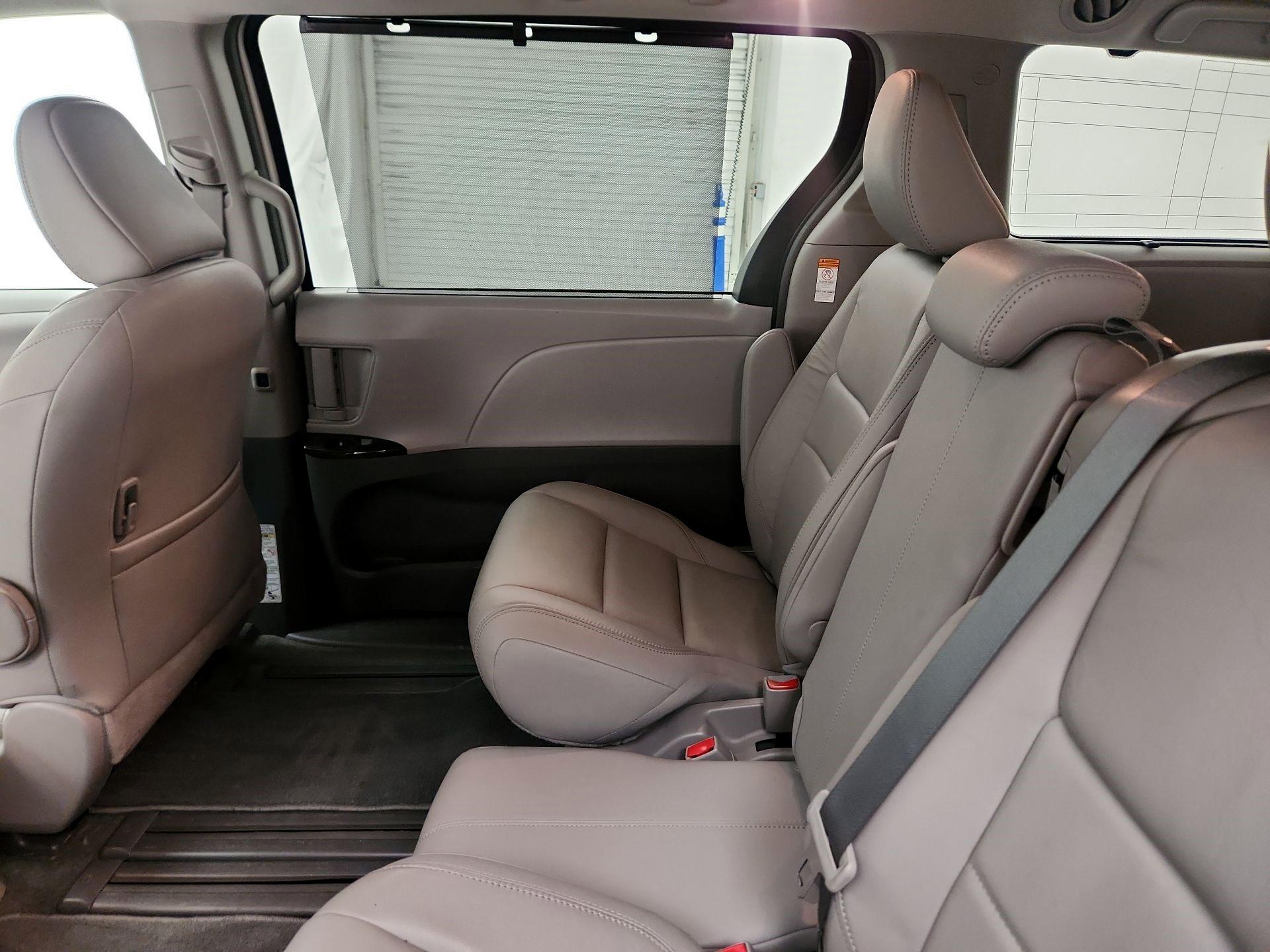 Thumbnail: 2018 Toyota Sienna - 20