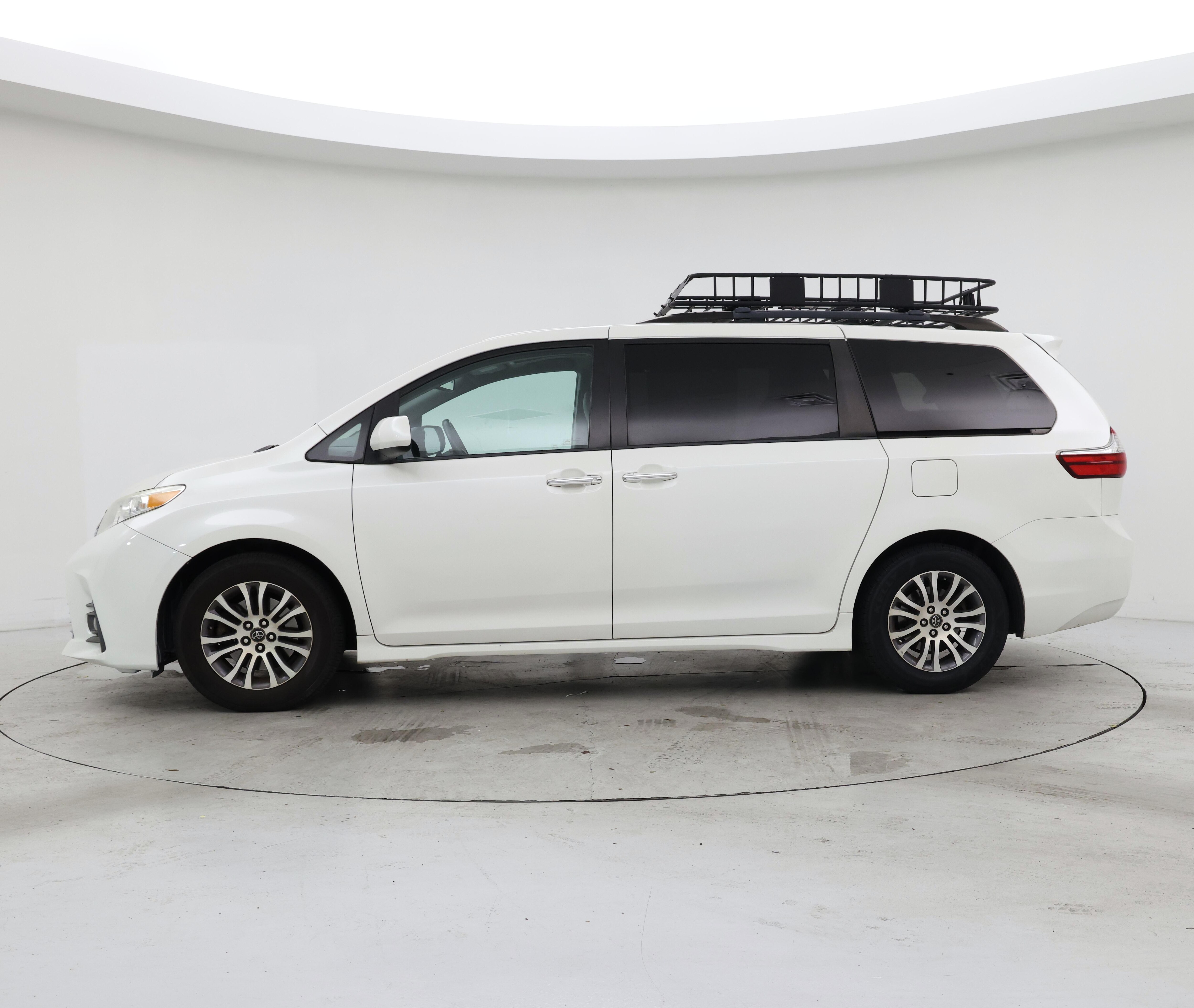 Thumbnail: 2018 Toyota Sienna - 3