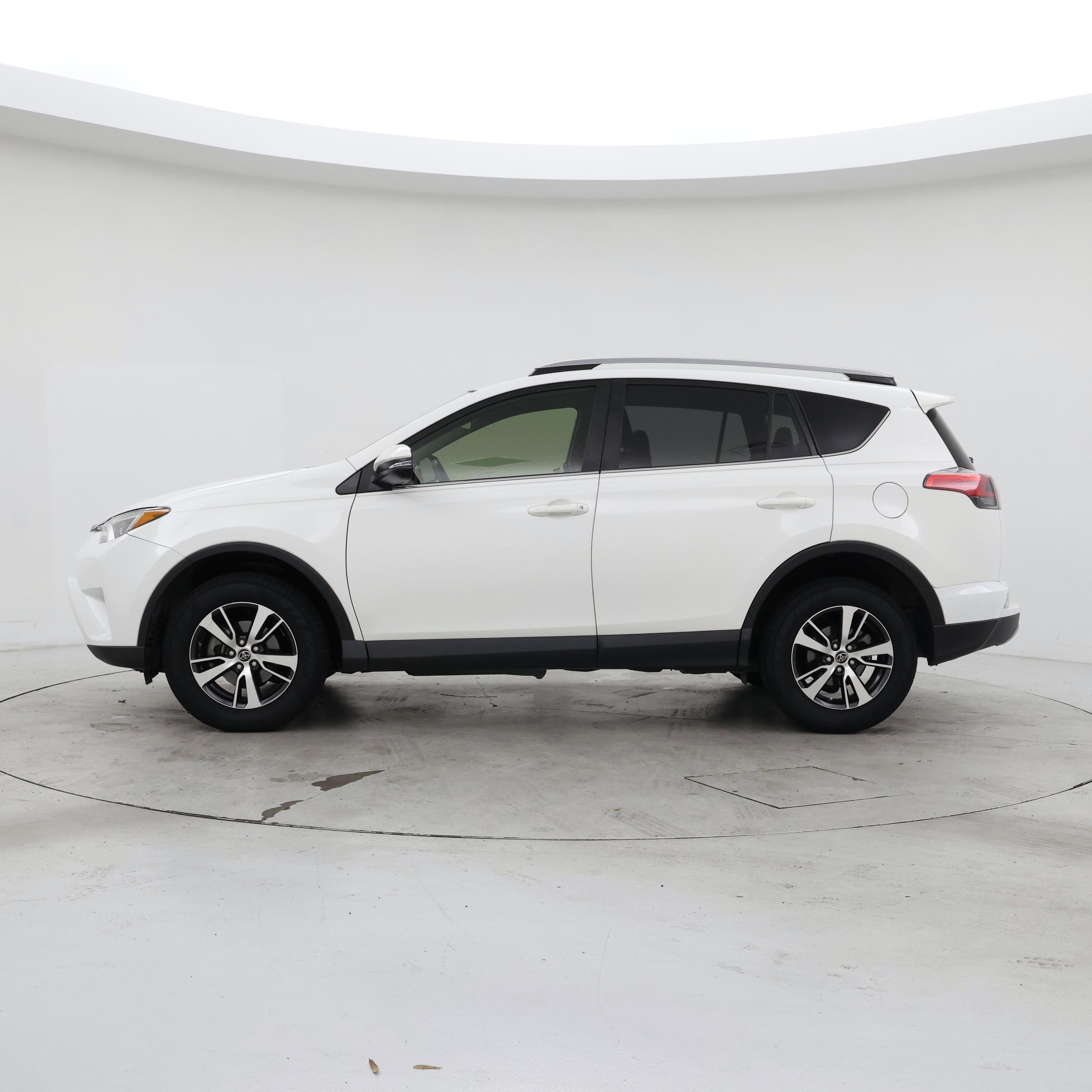 Thumbnail: 2018 Toyota RAV4 - 3
