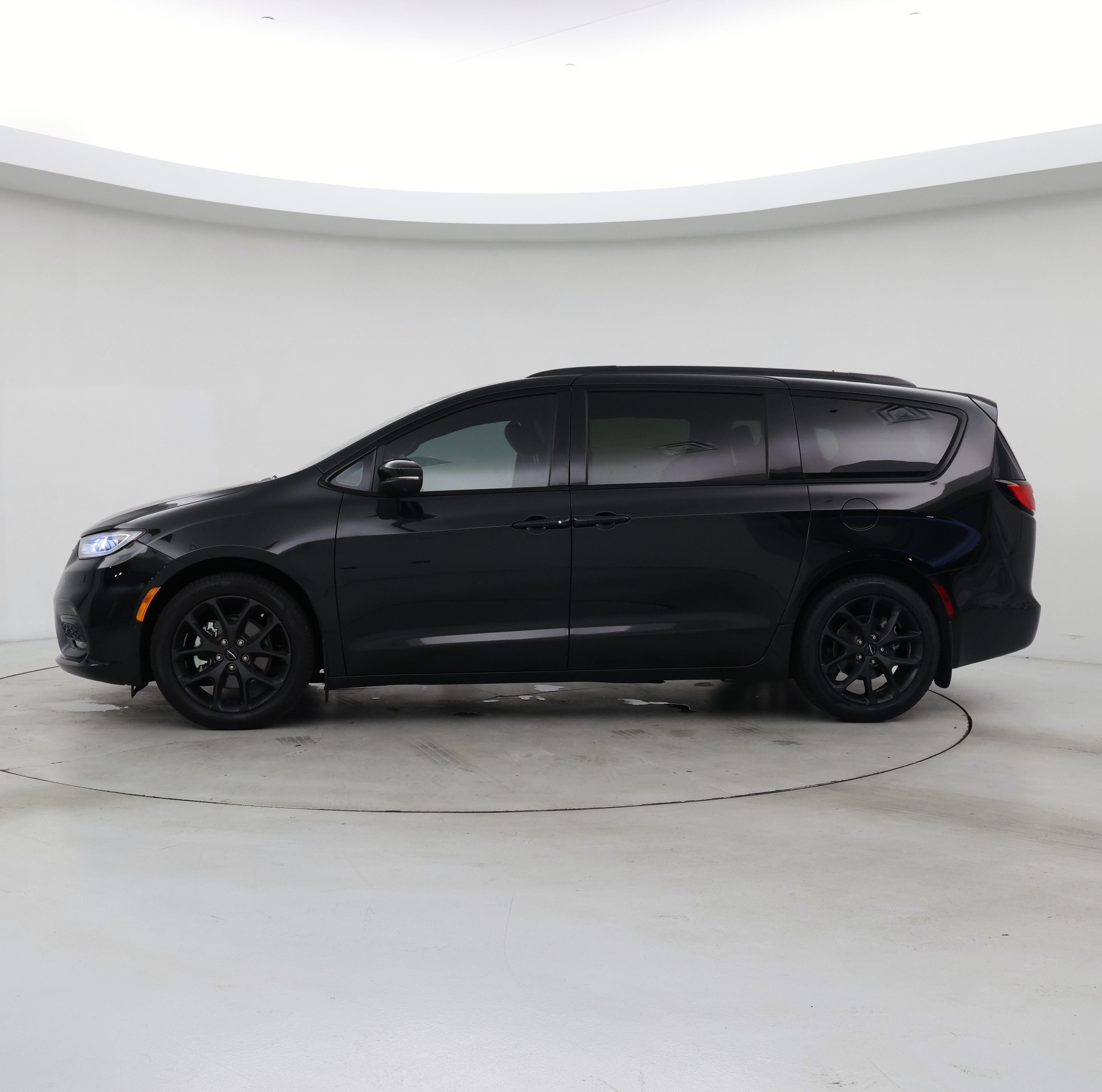 Thumbnail: 2023 Chrysler Pacifica - 3