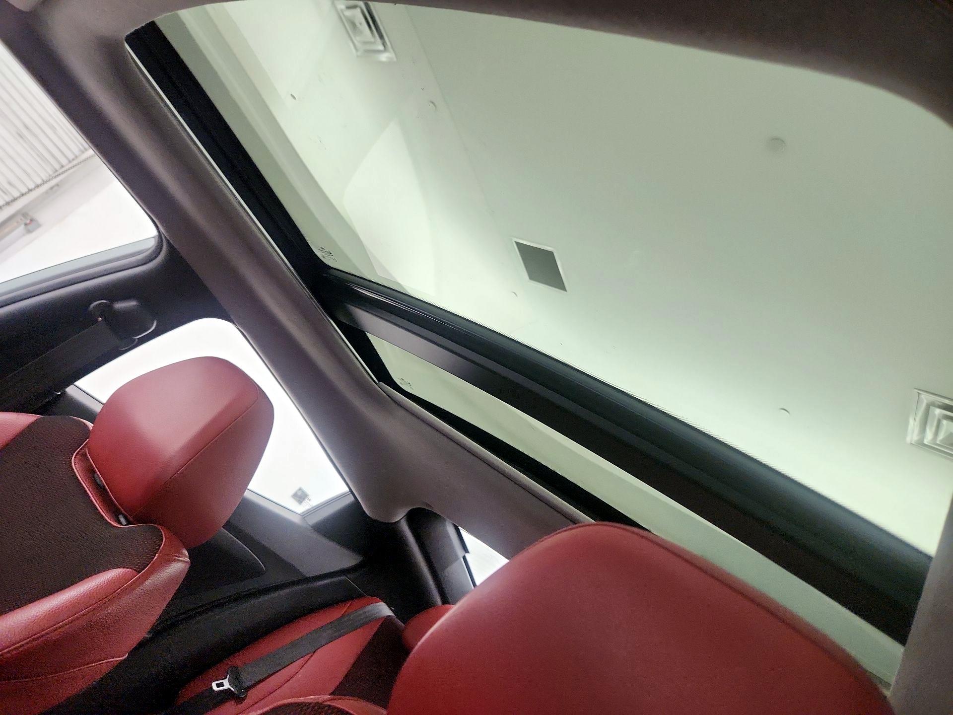 Thumbnail: 2014 Hyundai Veloster - 17