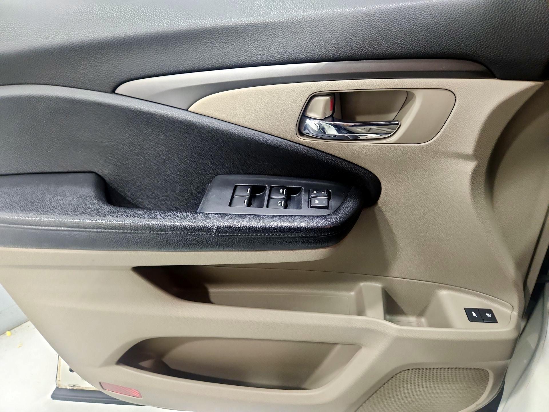 Thumbnail: 2016 Honda Pilot - 12